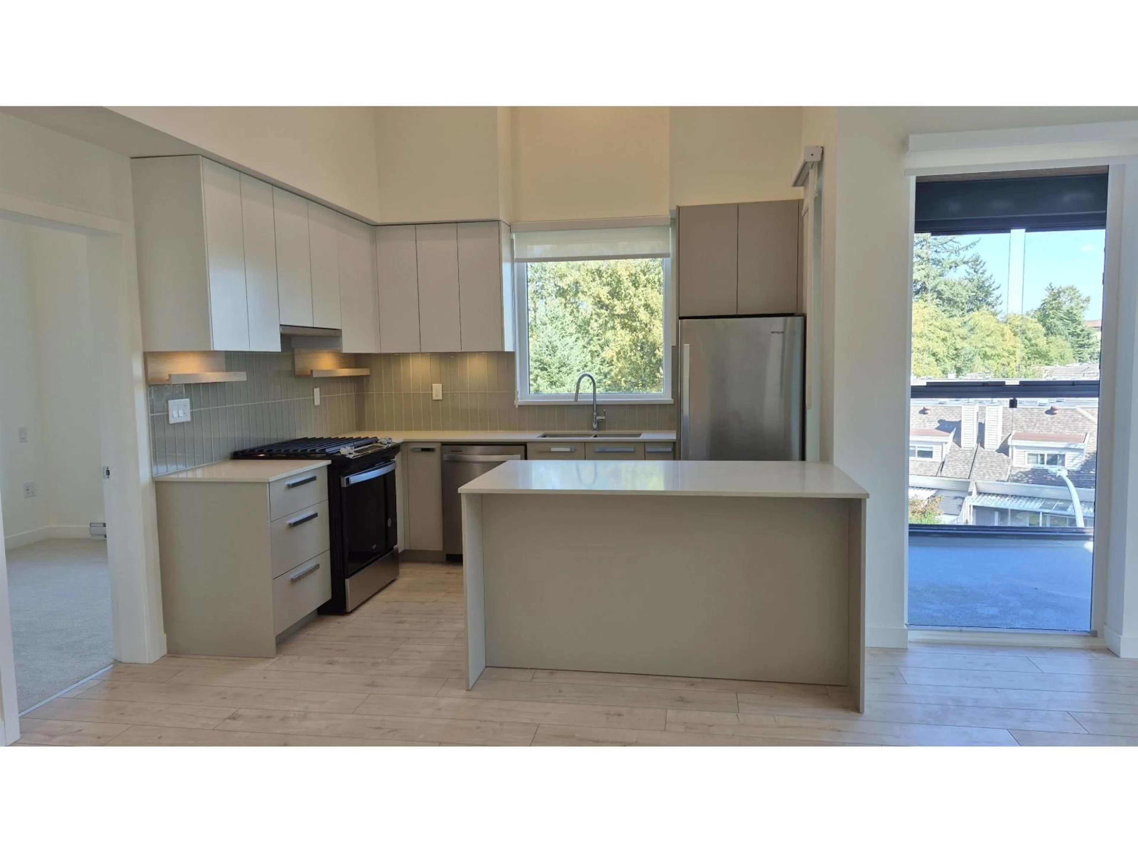 Open concept kitchen, ceramic/tile floor for 416 - 13788 76, Surrey British Columbia V3W3V9