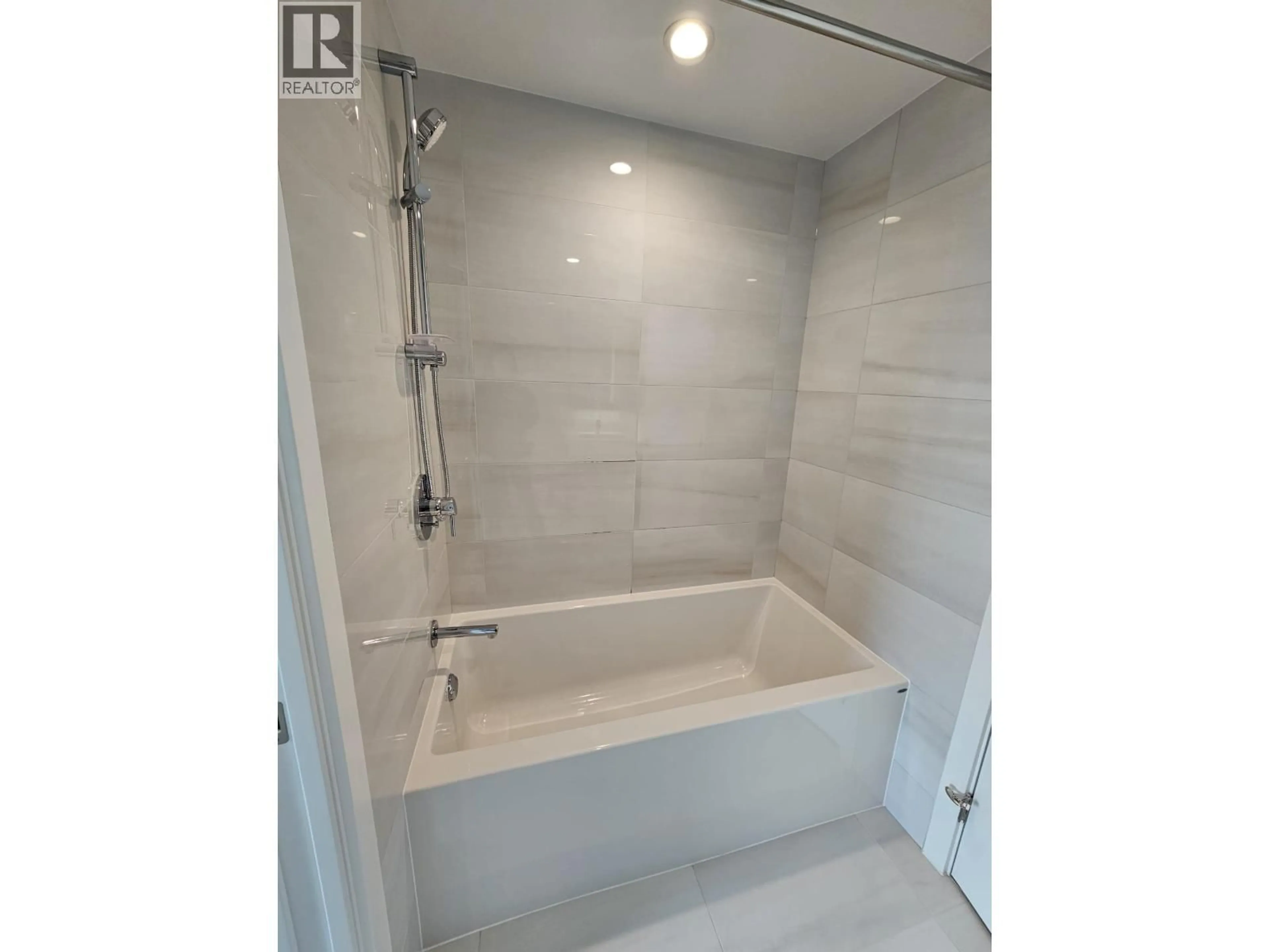 Contemporary bathroom, ceramic/tile floor for 2610 - 6537 TELFORD AVENUE, Burnaby British Columbia V5H0K9