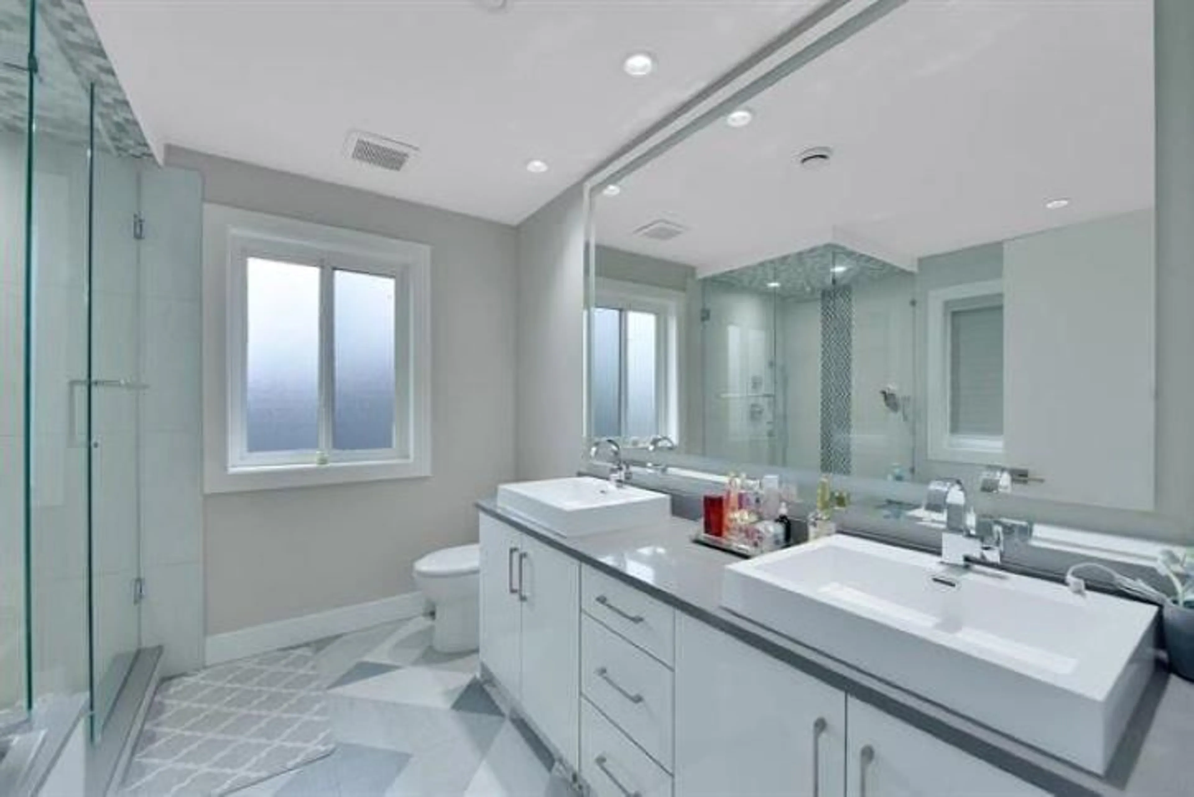 Contemporary bathroom, ceramic/tile floor for 10266 126, Surrey British Columbia V3V5E7