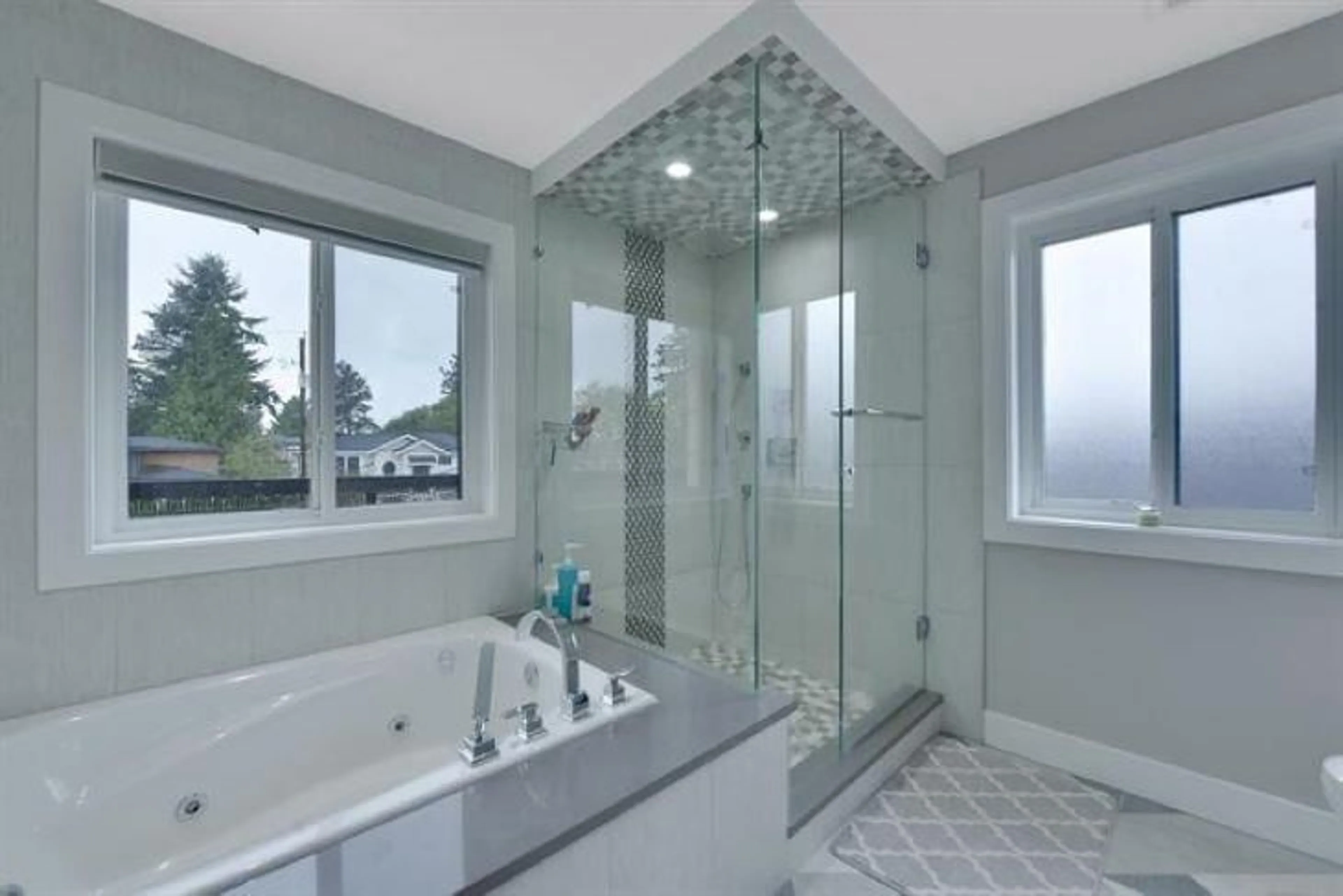 Contemporary bathroom, ceramic/tile floor for 10266 126, Surrey British Columbia V3V5E7