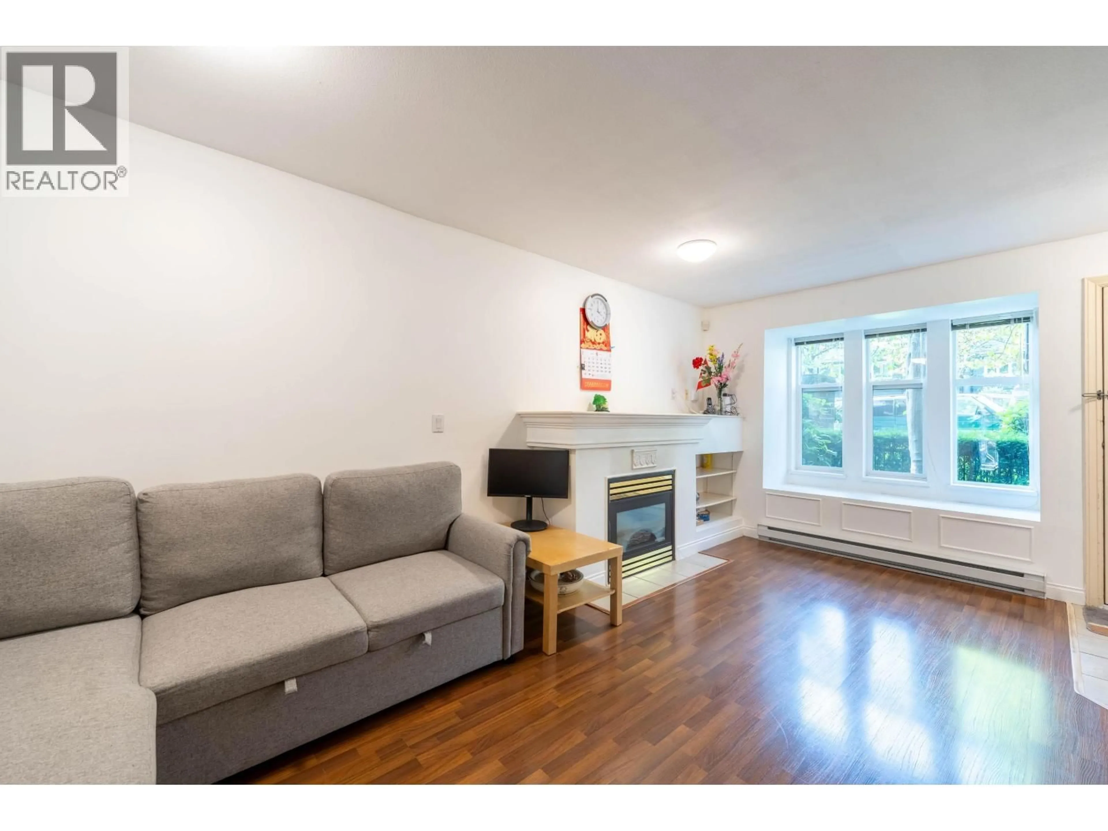 Living room with furniture, wood/laminate floor for 6 - 7238 18TH AVENUE, Burnaby British Columbia V3N1H3
