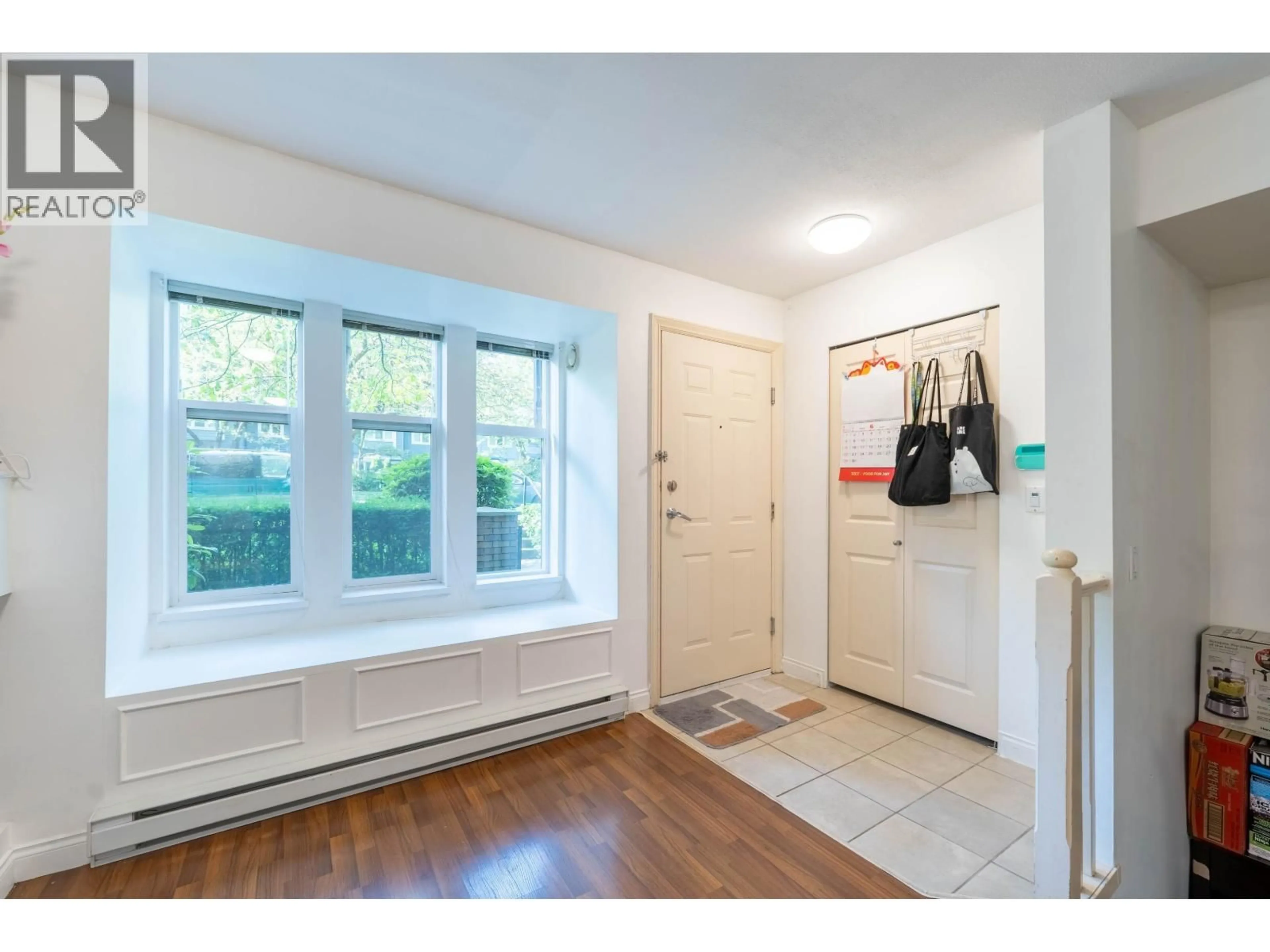 Indoor entryway for 6 - 7238 18TH AVENUE, Burnaby British Columbia V3N1H3