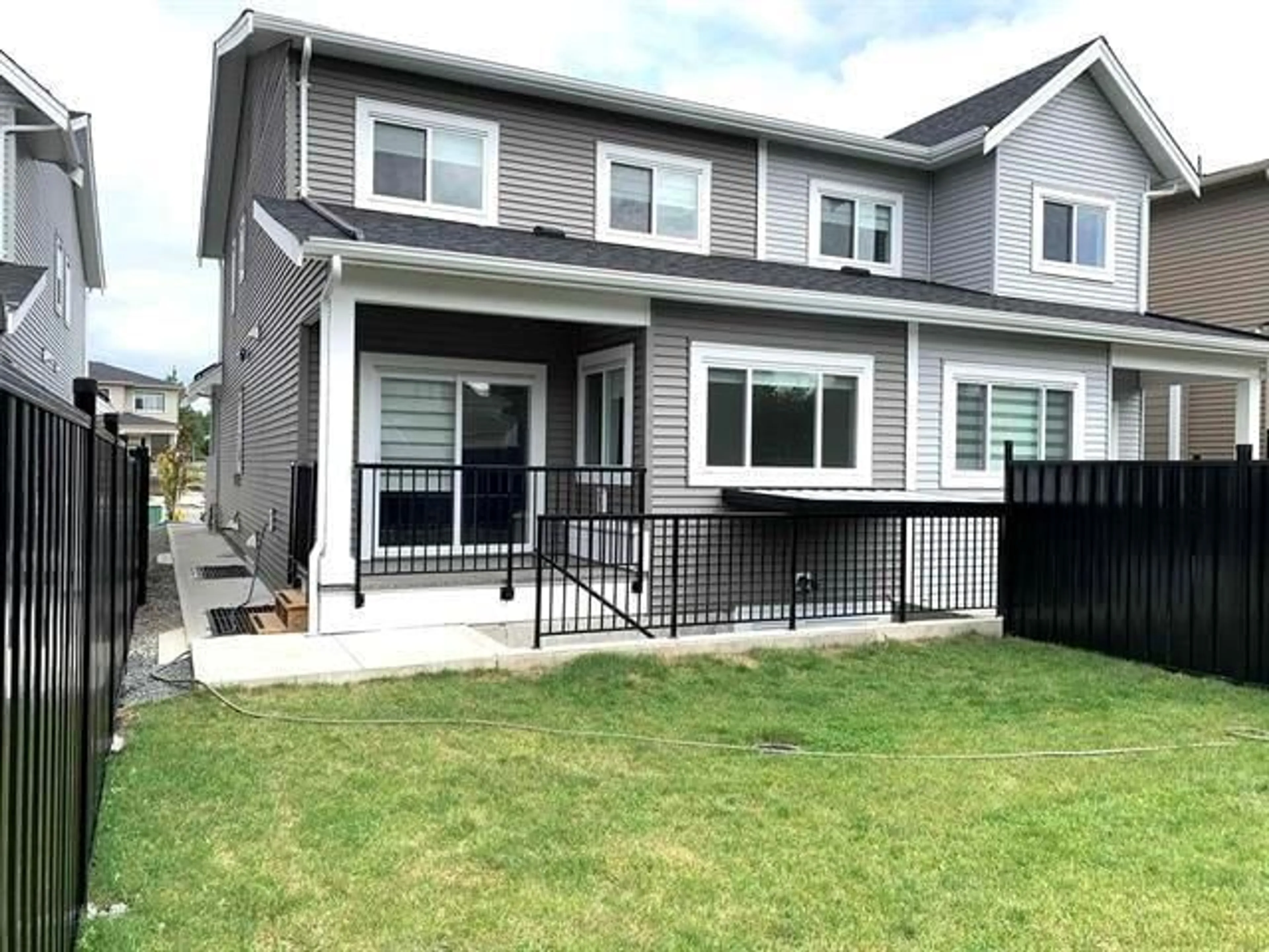 Home with vinyl exterior material, street for 32538 HIGGINBOTTOM, Mission British Columbia V2V2T7