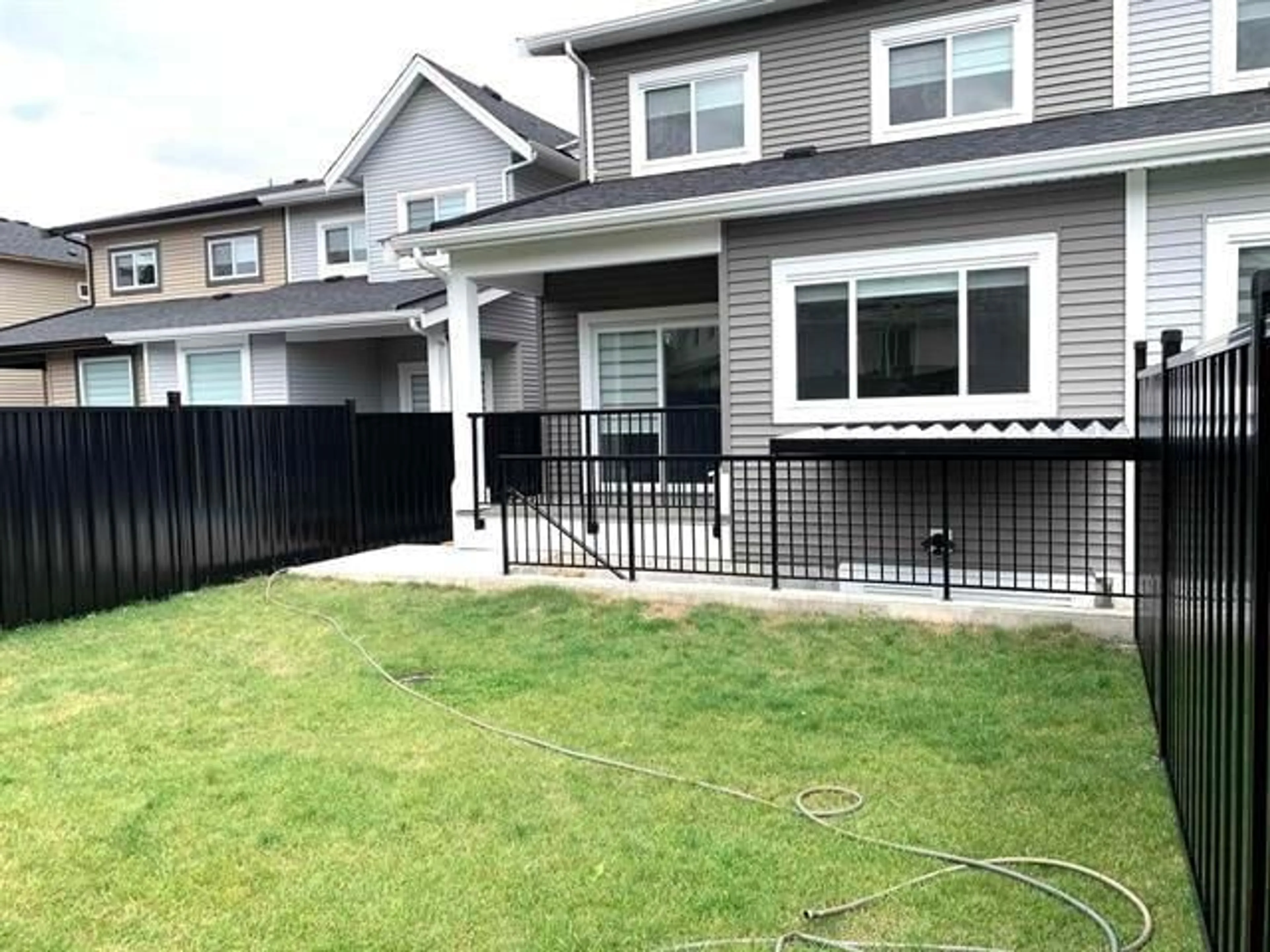A pic from outside/outdoor area/front of a property/back of a property/a pic from drone, street for 32538 HIGGINBOTTOM, Mission British Columbia V2V2T7