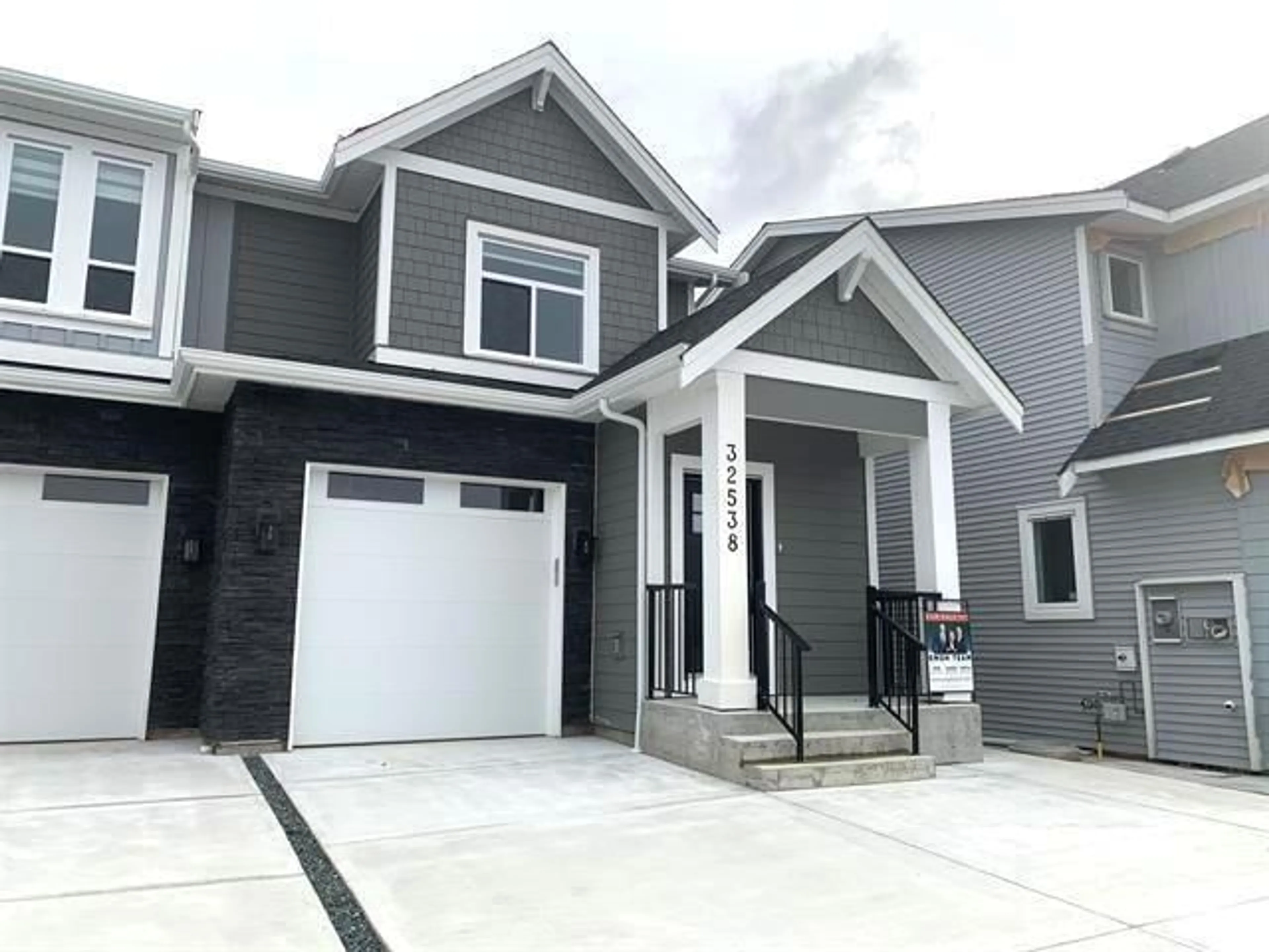 Home with vinyl exterior material, street for 32538 HIGGINBOTTOM, Mission British Columbia V2V2T7