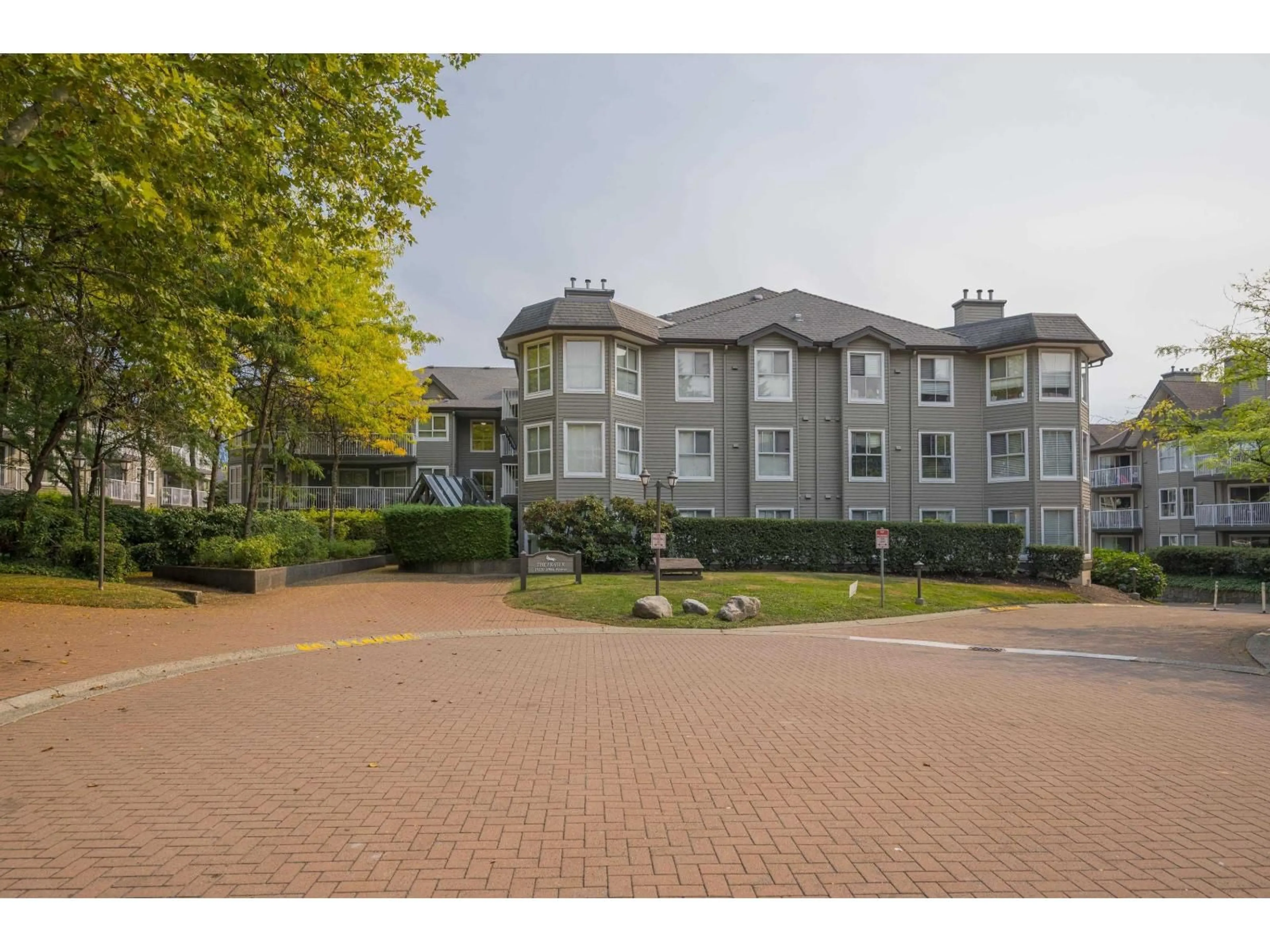 A pic from outside/outdoor area/front of a property/back of a property/a pic from drone, unknown for 105 - 15120 108, Surrey British Columbia V3R0T7