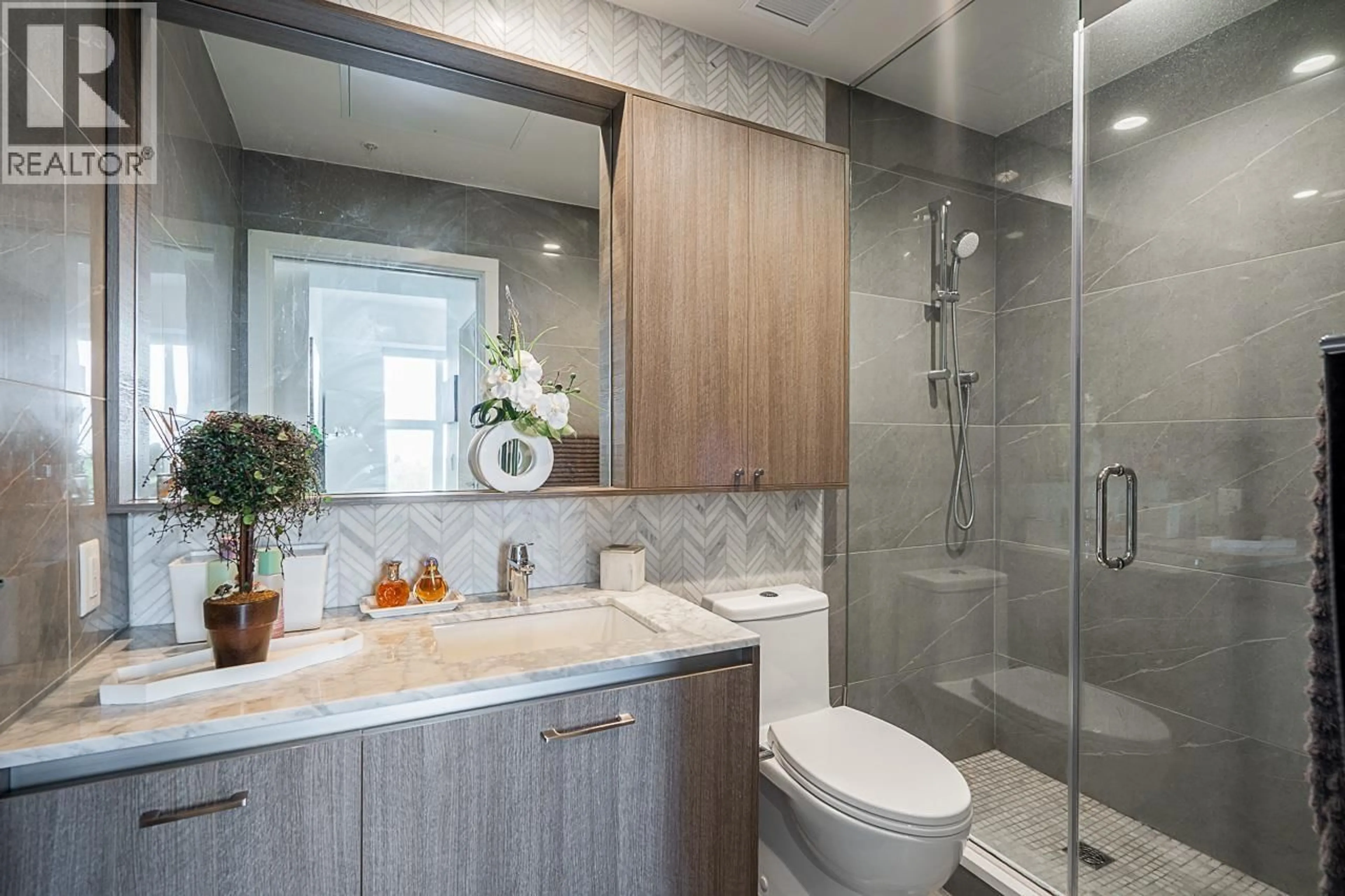 Contemporary bathroom, ceramic/tile floor for 605 - 5733 ALBERTA STREET, Vancouver British Columbia V5Y0M3