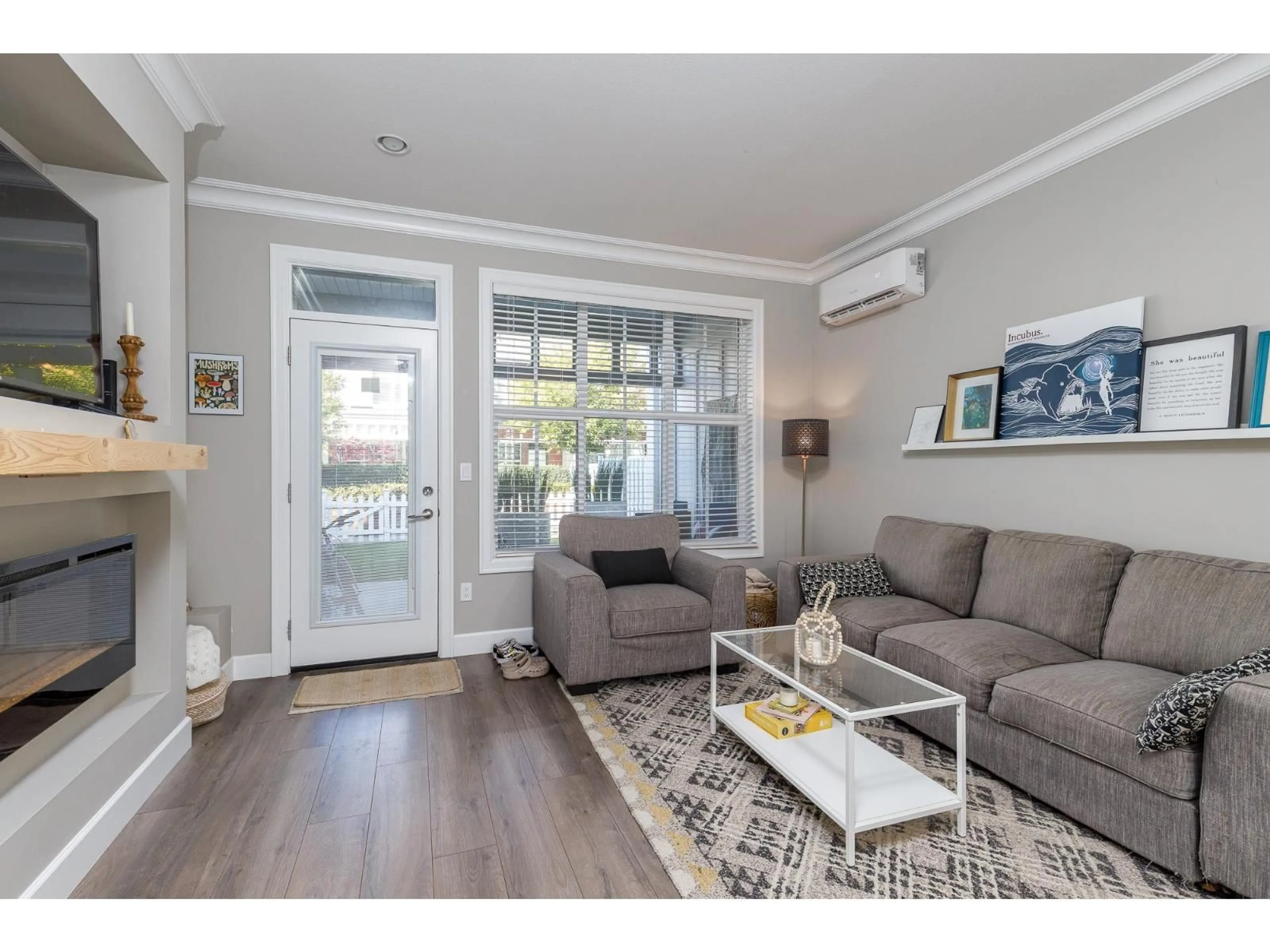 Living room with furniture, wood/laminate floor for 50 - 45462 TAMIHI WAY, Chilliwack British Columbia V2R0Y2