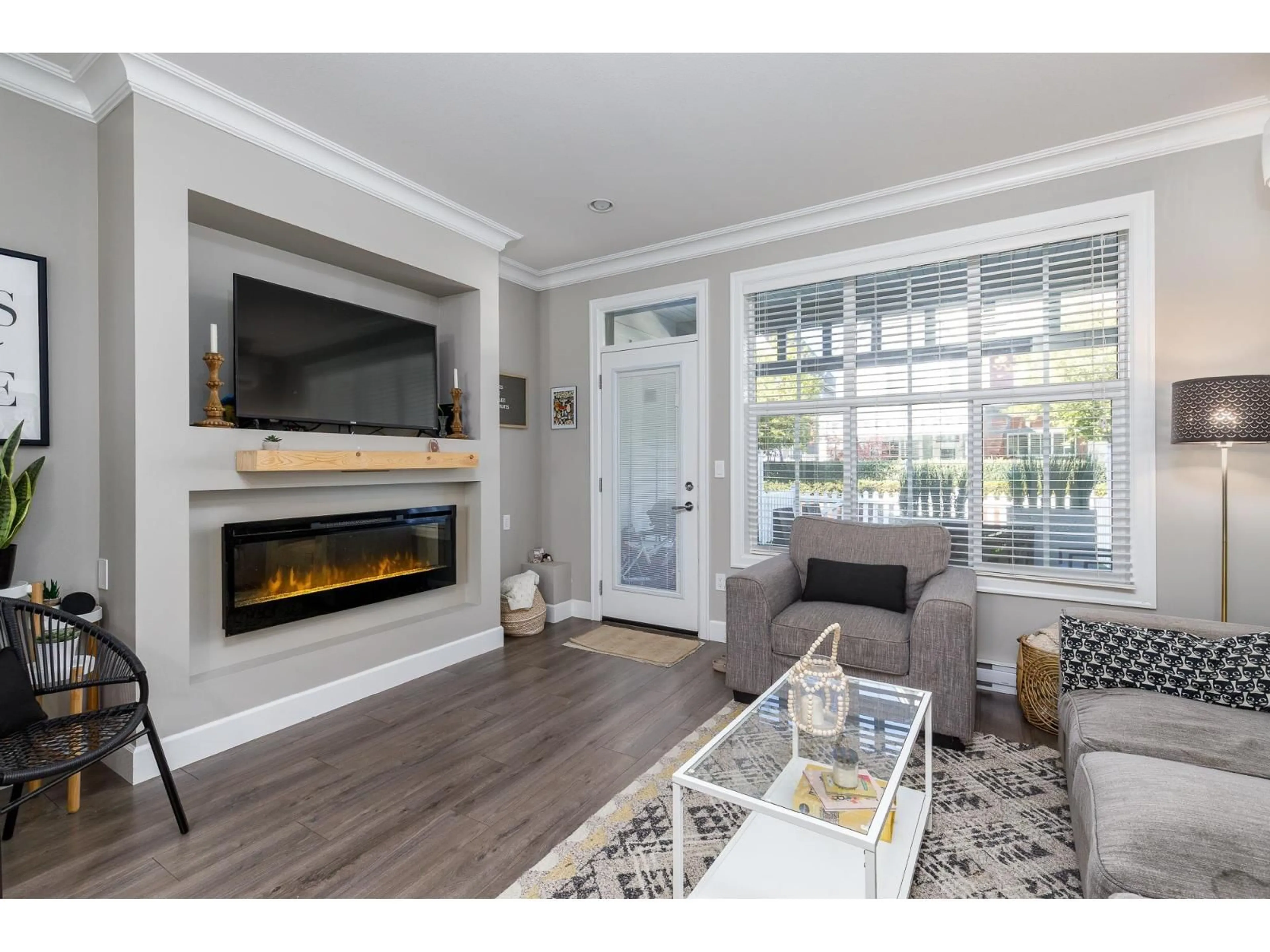 Living room with furniture, wood/laminate floor for 50 - 45462 TAMIHI WAY, Chilliwack British Columbia V2R0Y2