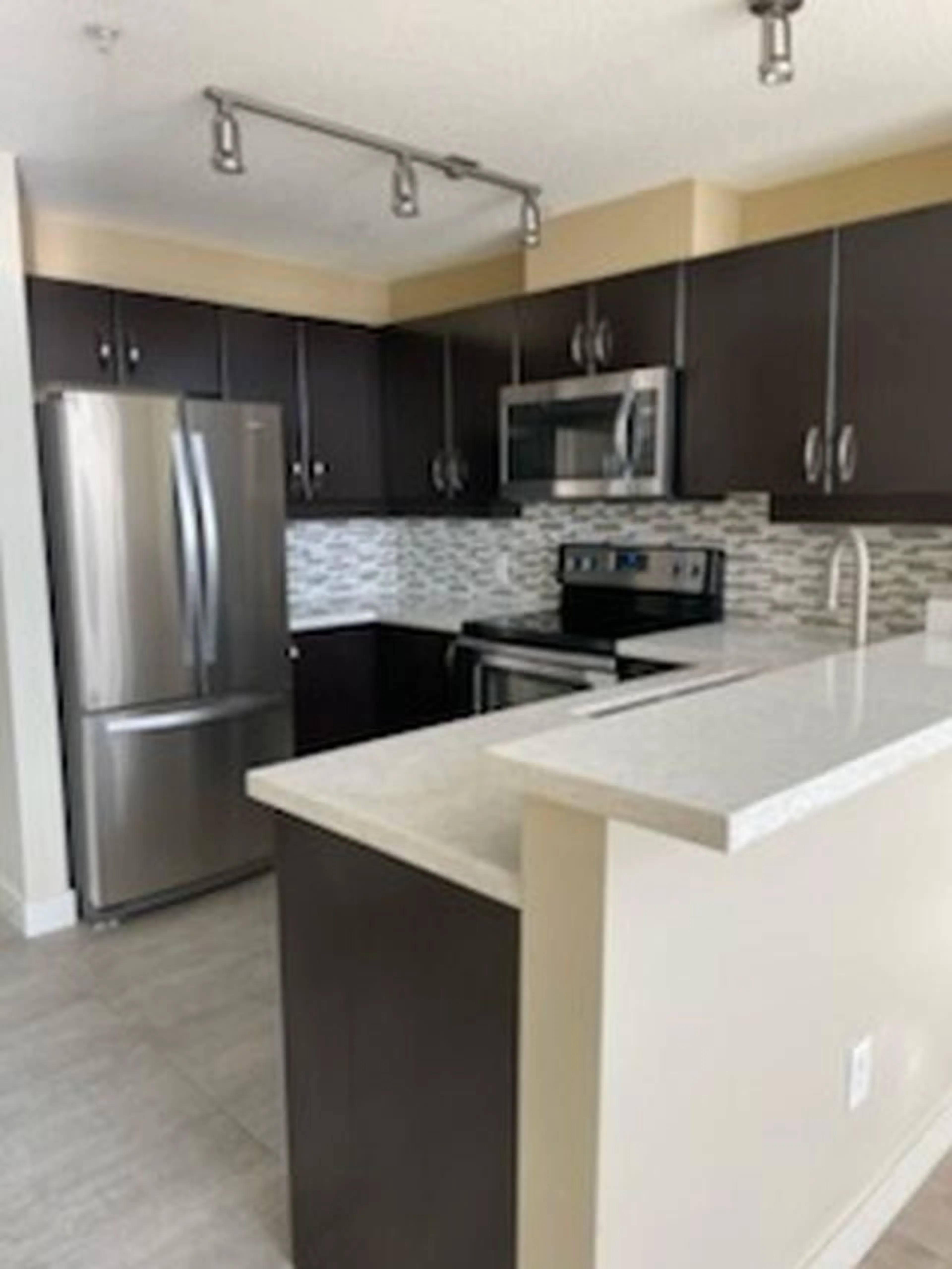 Open concept kitchen, unknown for 427 - 10838 CITY, Surrey British Columbia V3T5X9