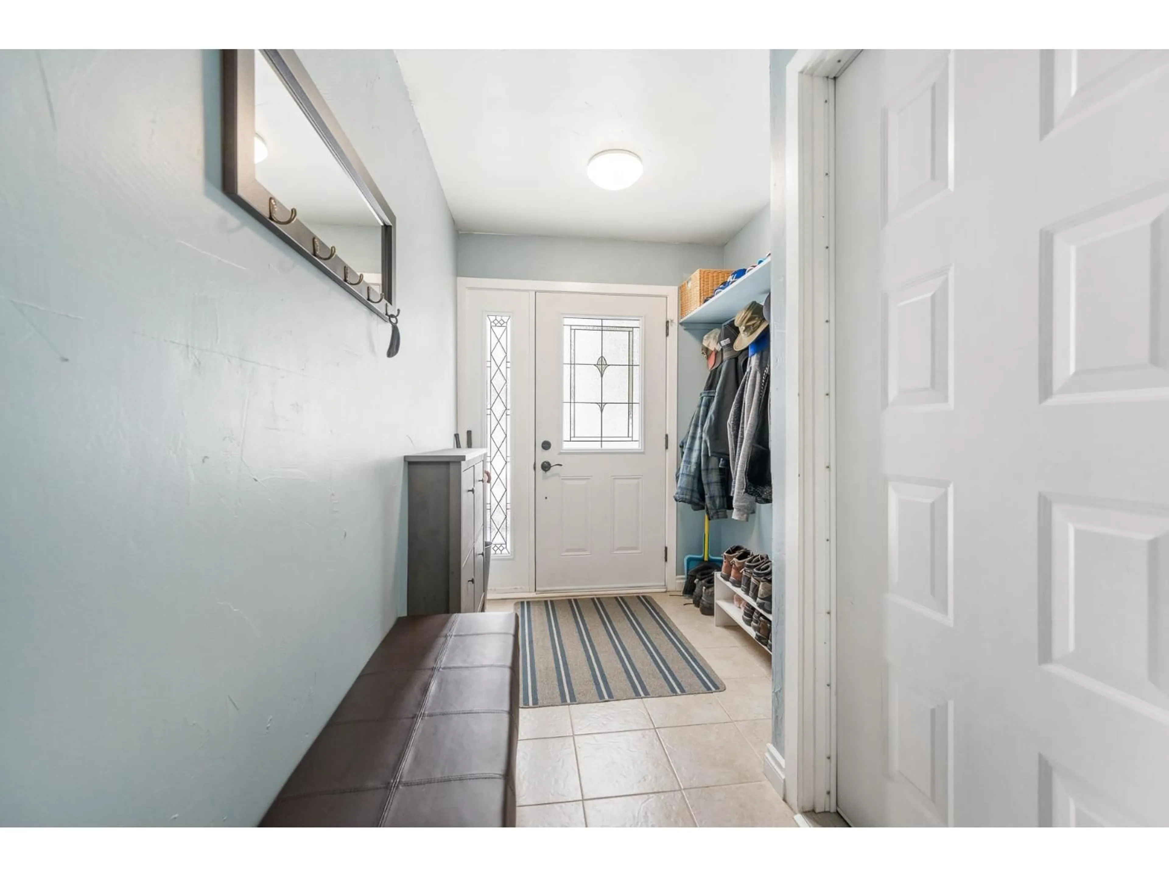 Indoor entryway for 35291 SELKIRK, Abbotsford British Columbia V2S8L1