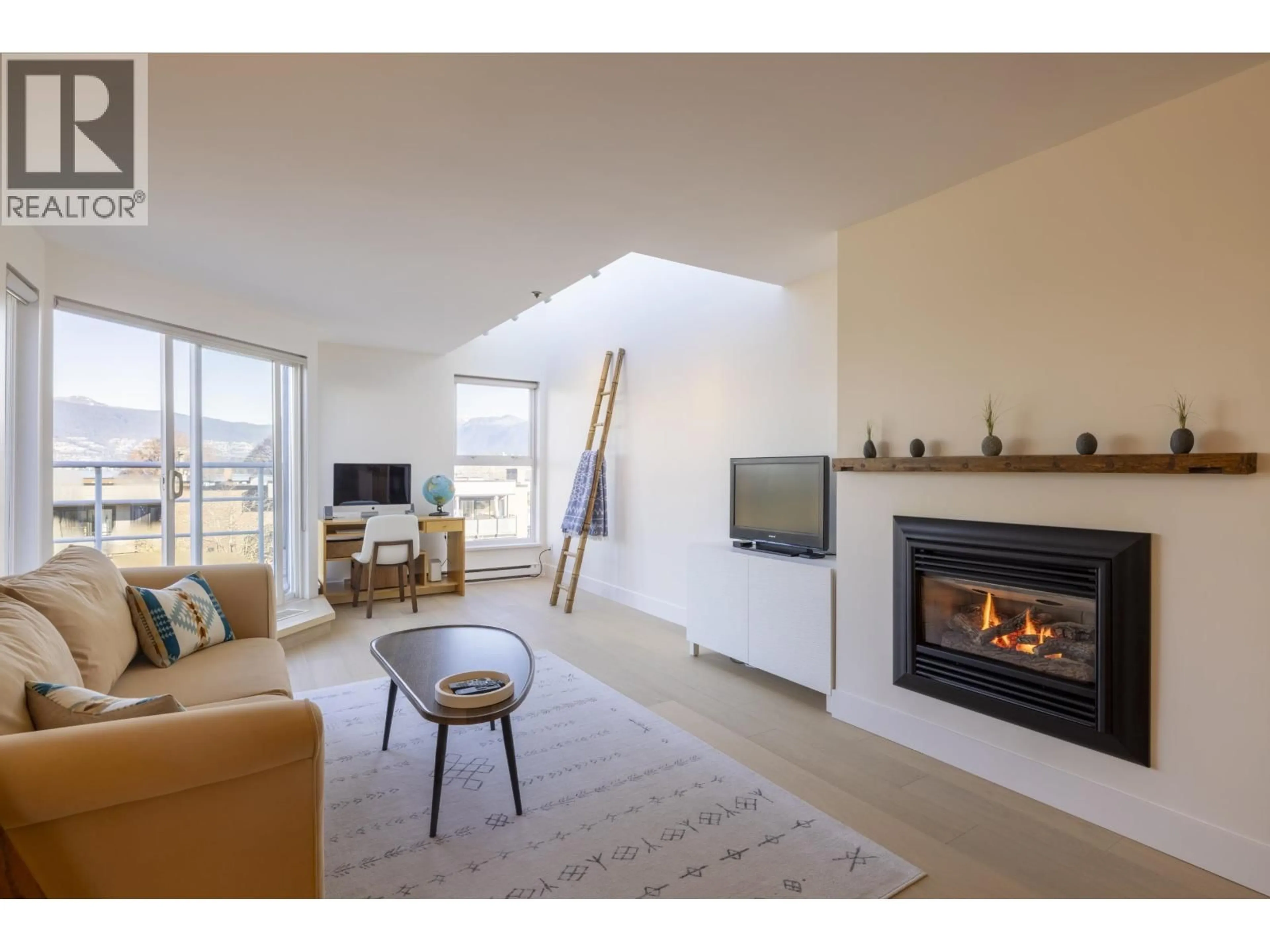 Living room with furniture, unknown for 2240 YORK AVENUE, Vancouver British Columbia V6K1C6