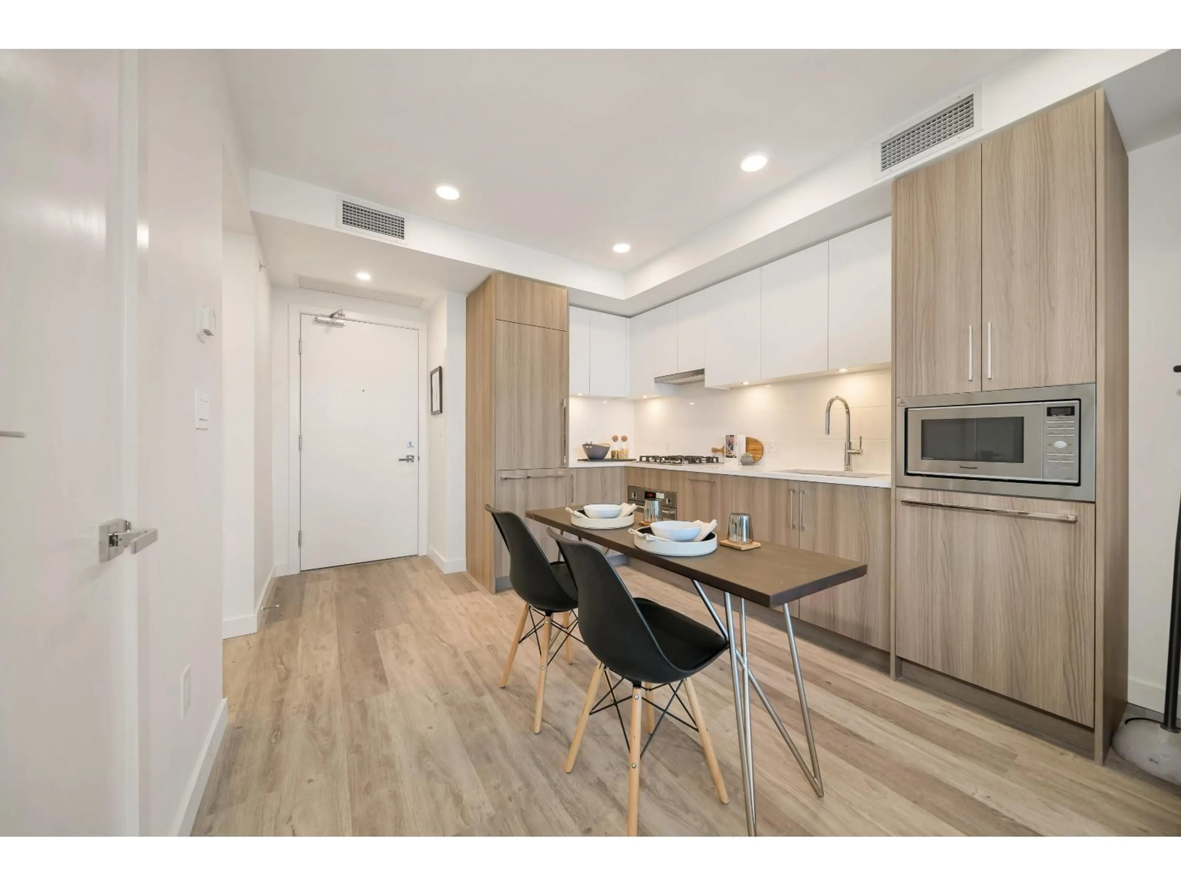 Standard kitchen, wood/laminate floor for 1808 - 9675 KING GEORGE, Surrey British Columbia V3T2V3