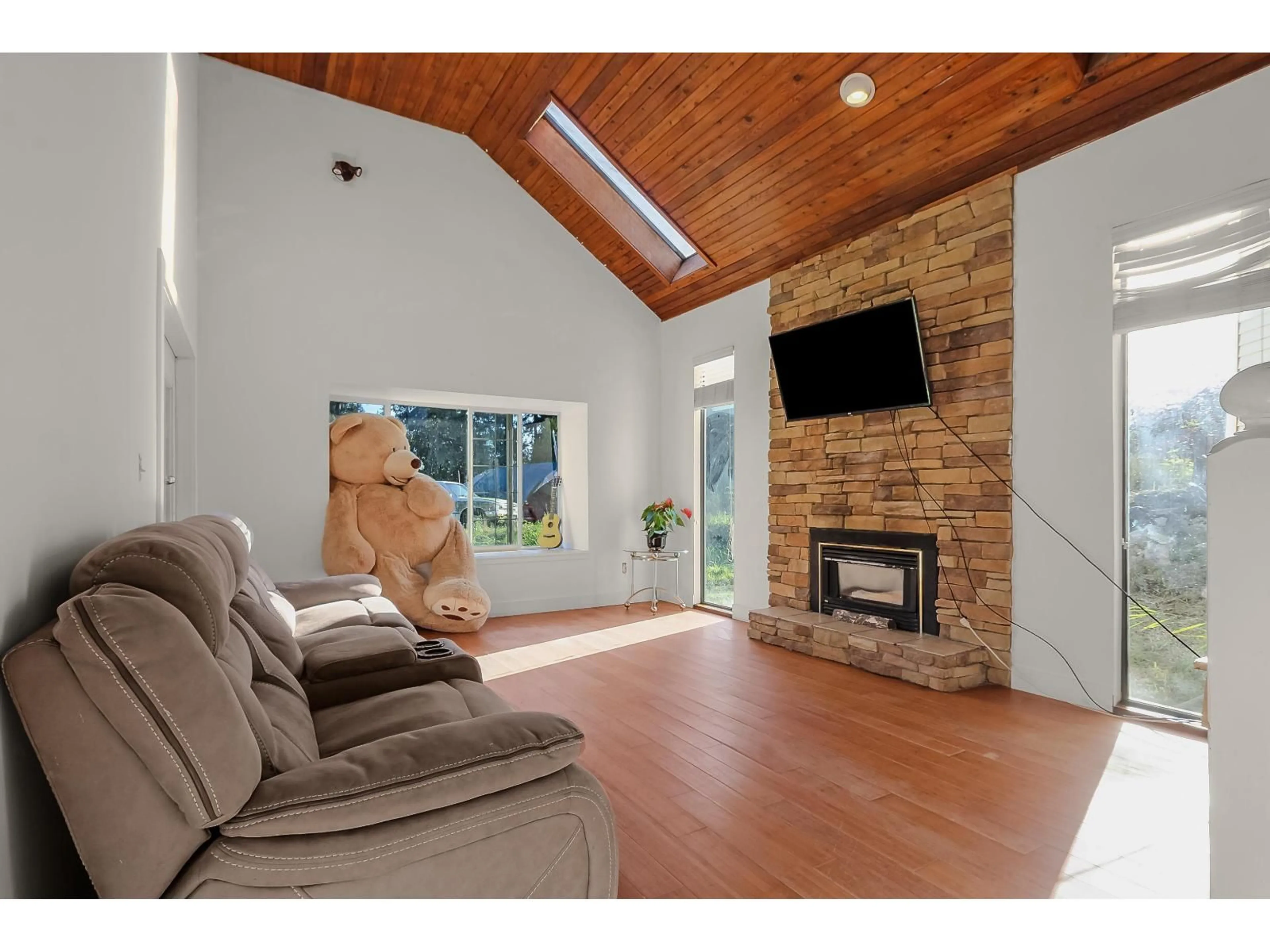 Living room with furniture, wood/laminate floor for 9538 STAVE LAKE, Mission British Columbia V2V6B2