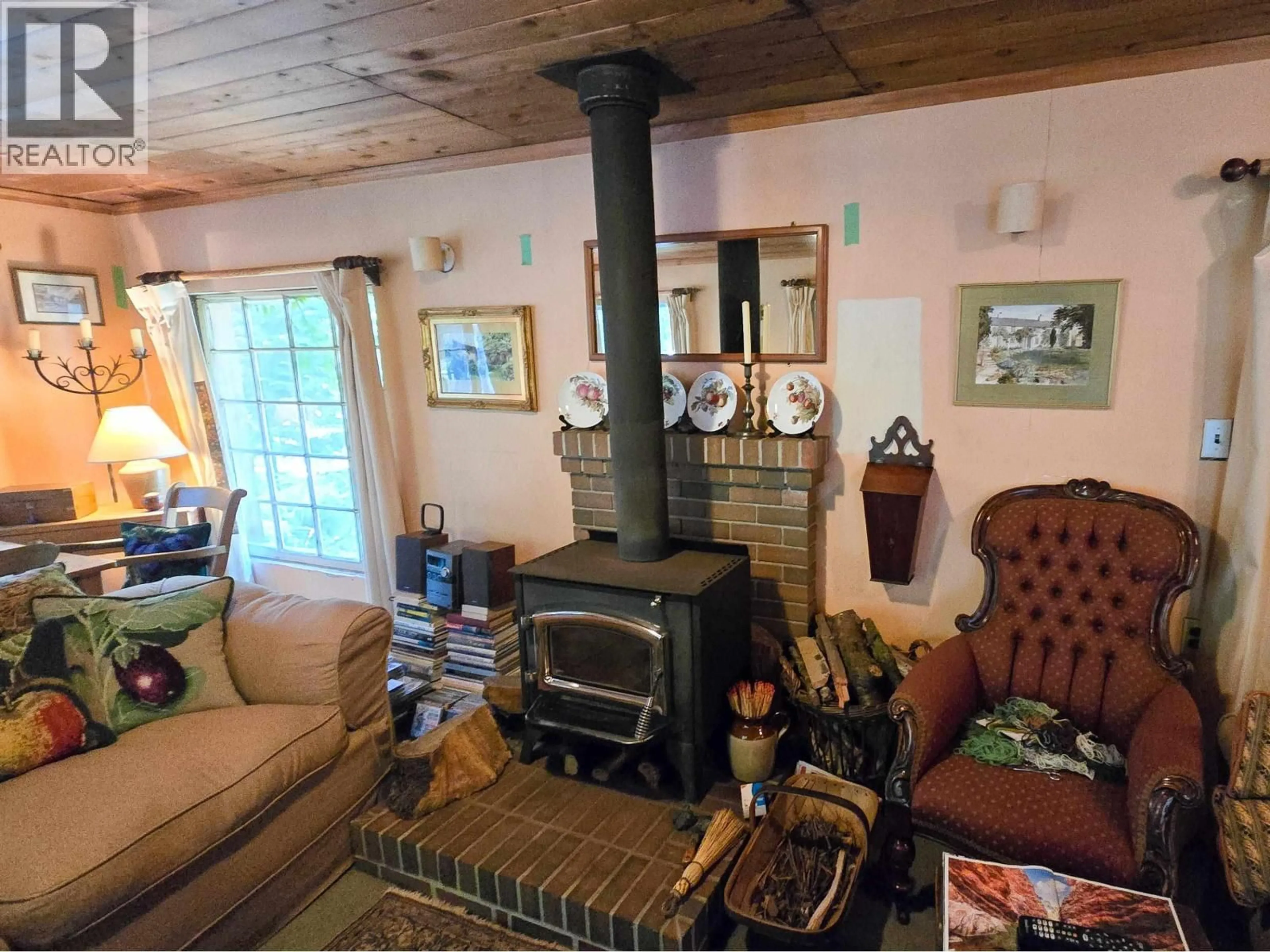 Living room with furniture, unknown for 793 ANDY'S BAY ROAD, Gambier Island British Columbia V0N1V0