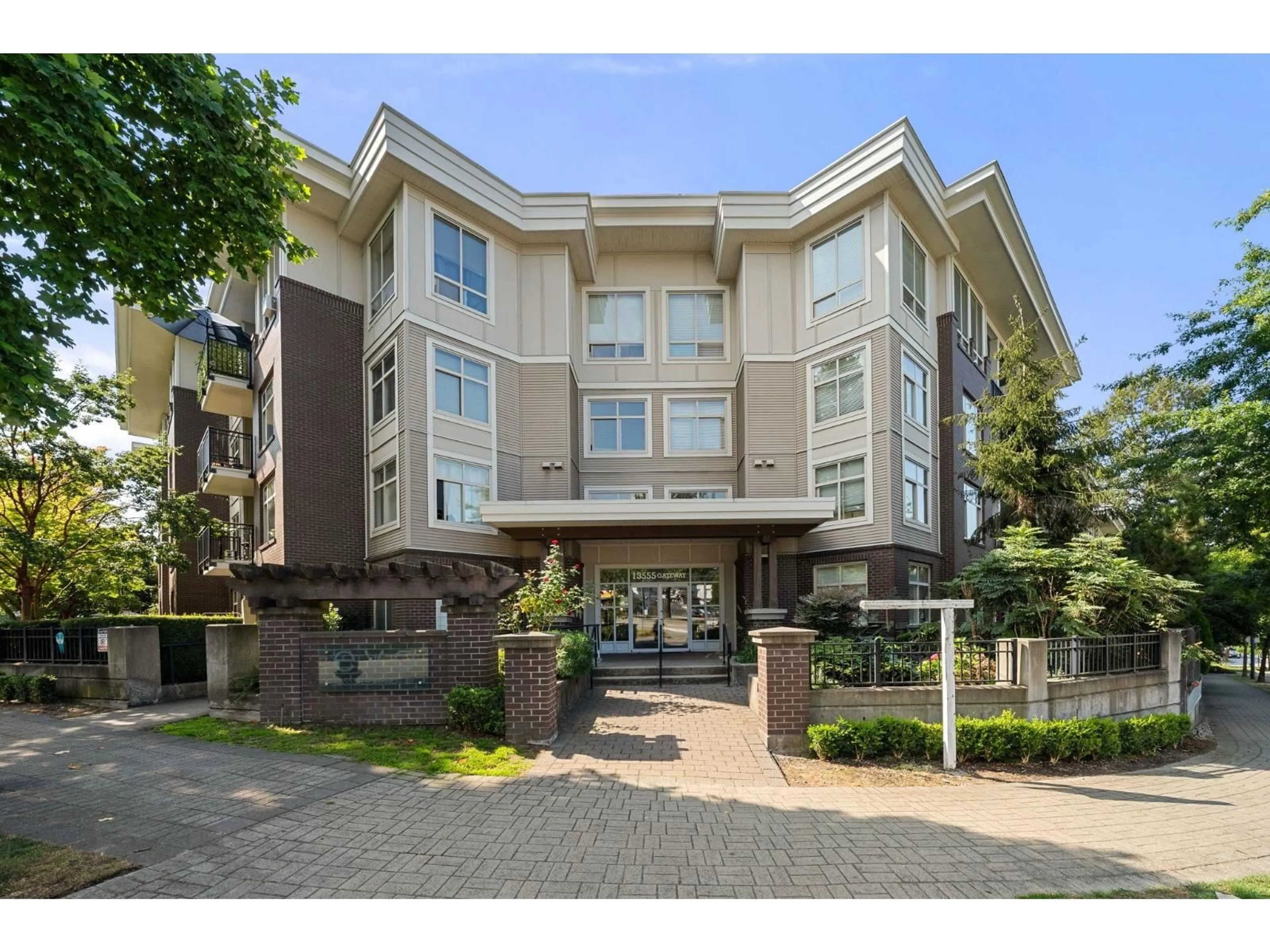 Indoor foyer for 209 - 13555 GATEWAY, Surrey British Columbia V3T0B5