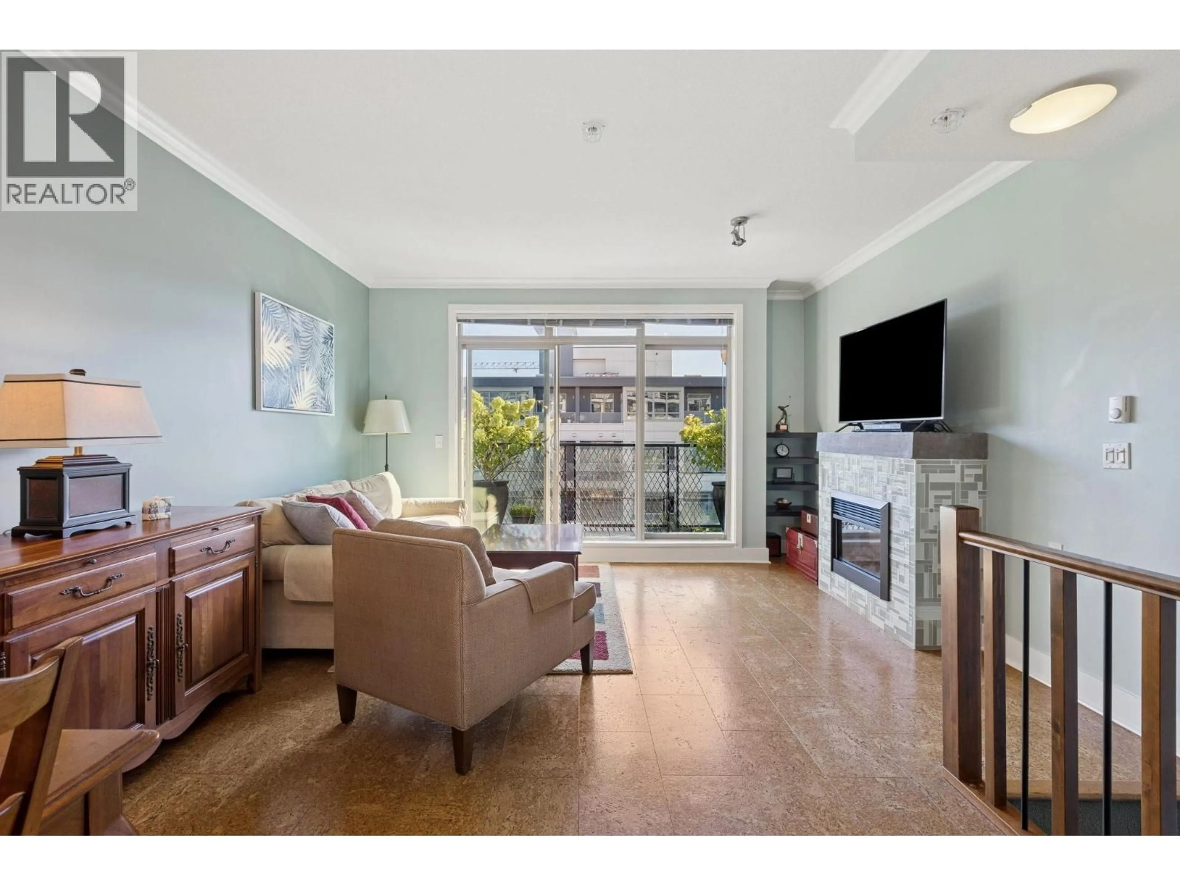 Living room with furniture, unknown for 22 - 728 14TH STREET, North Vancouver British Columbia V7M0A8