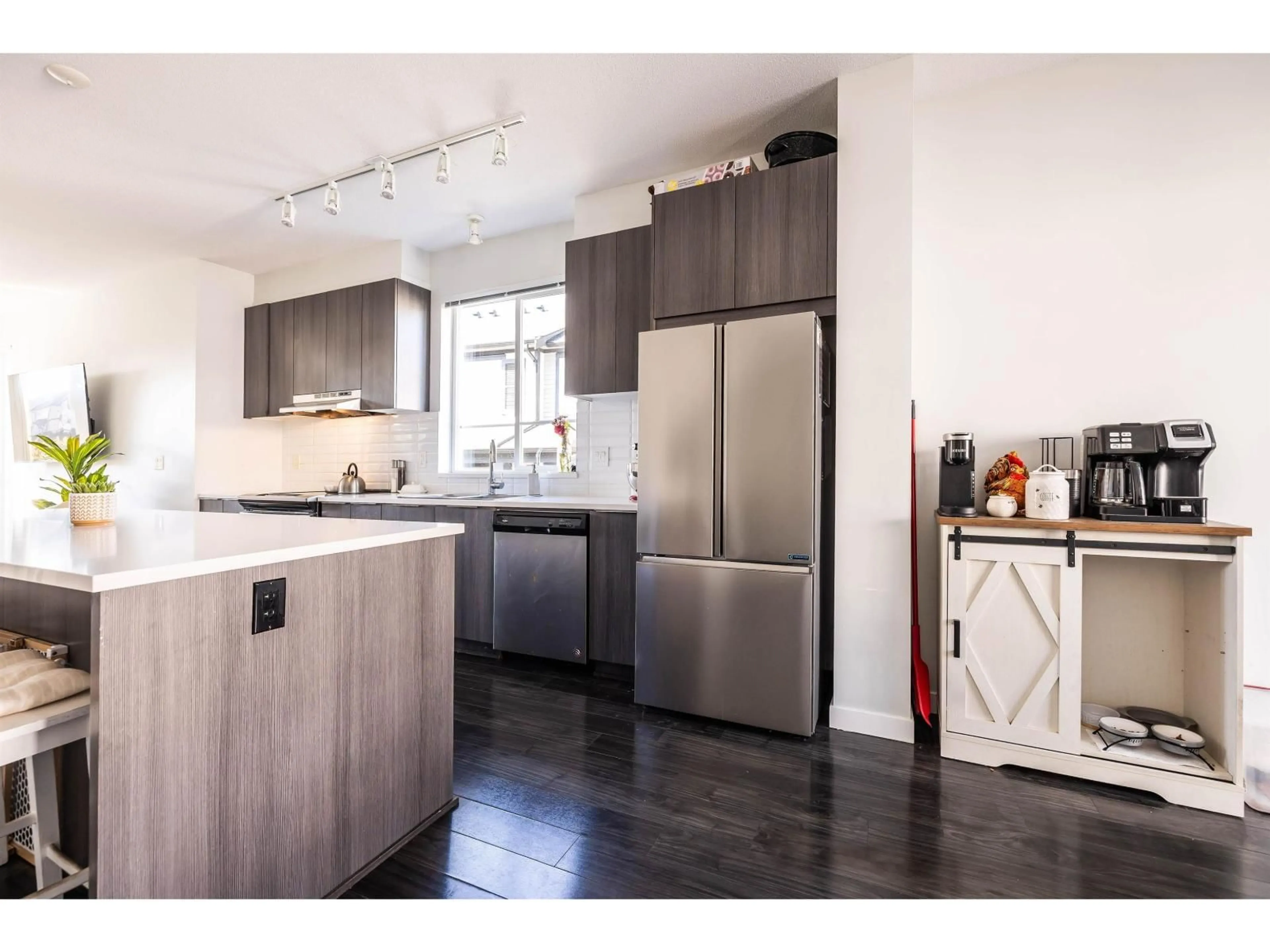 Open concept kitchen, wood/laminate floor for 39 - 30930 WESTRIDGE, Abbotsford British Columbia V2T0H6