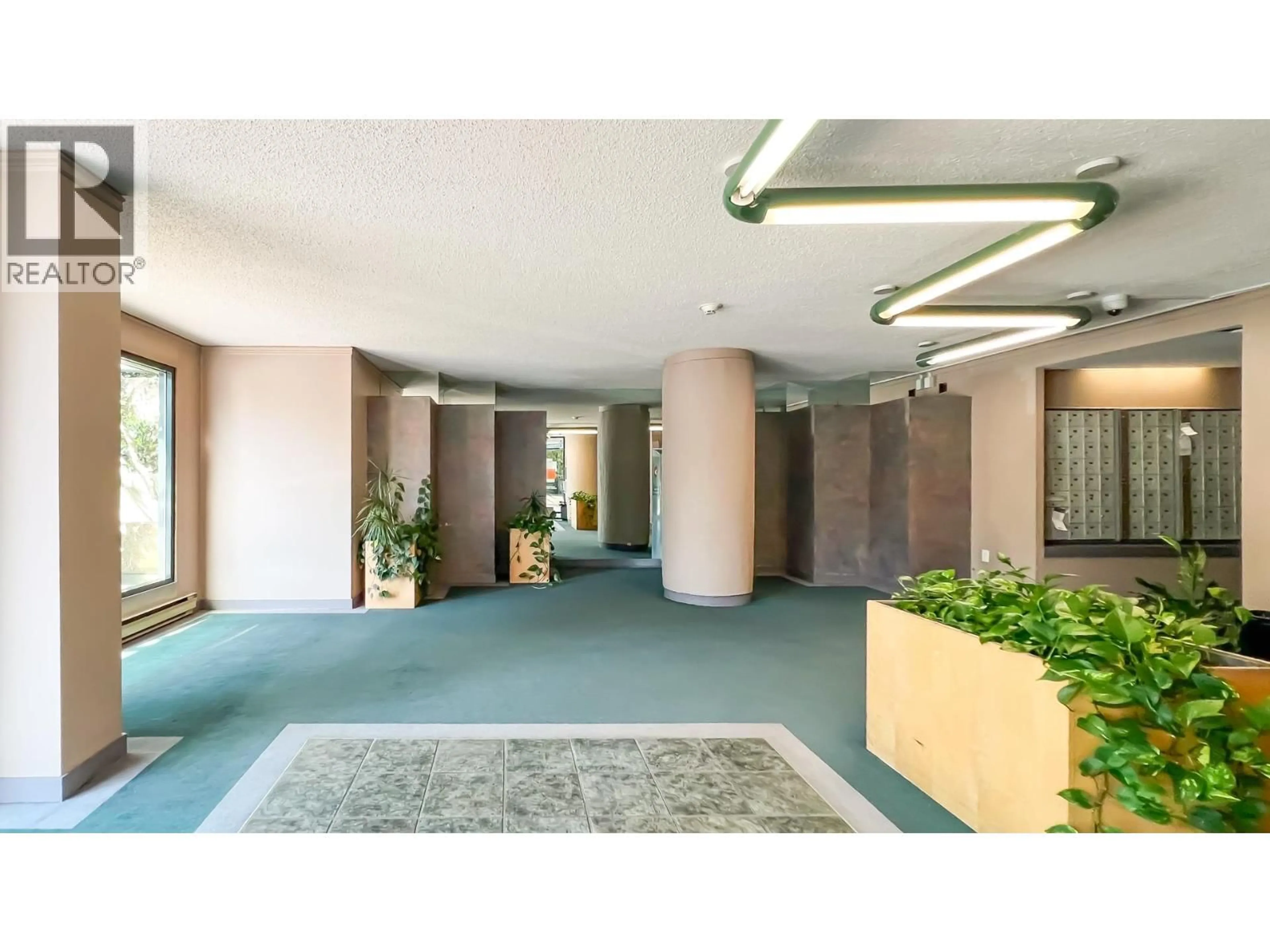 Indoor foyer for L2 - 1026 QUEENS AVENUE, New Westminster British Columbia V3M6B2