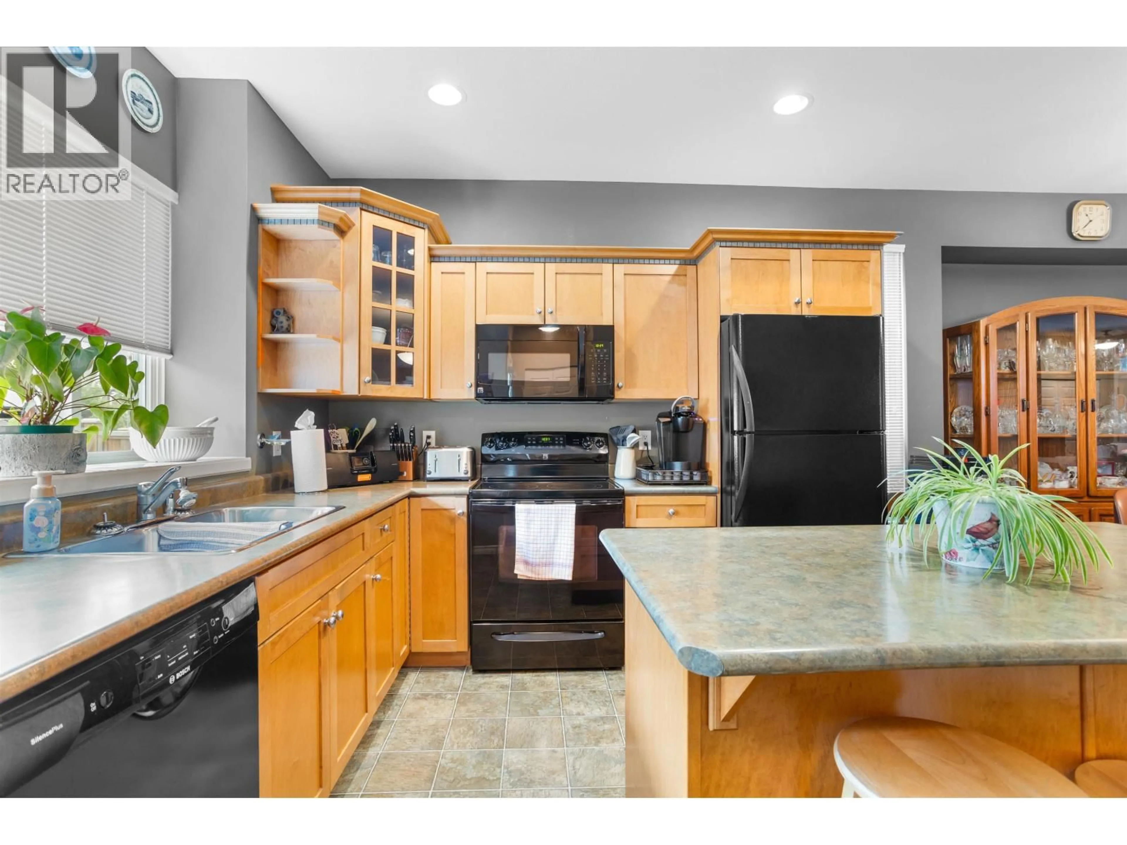 Open concept kitchen, ceramic/tile floor for 23635 DEWDNEY TRUNK ROAD, Maple Ridge British Columbia V4R2W9