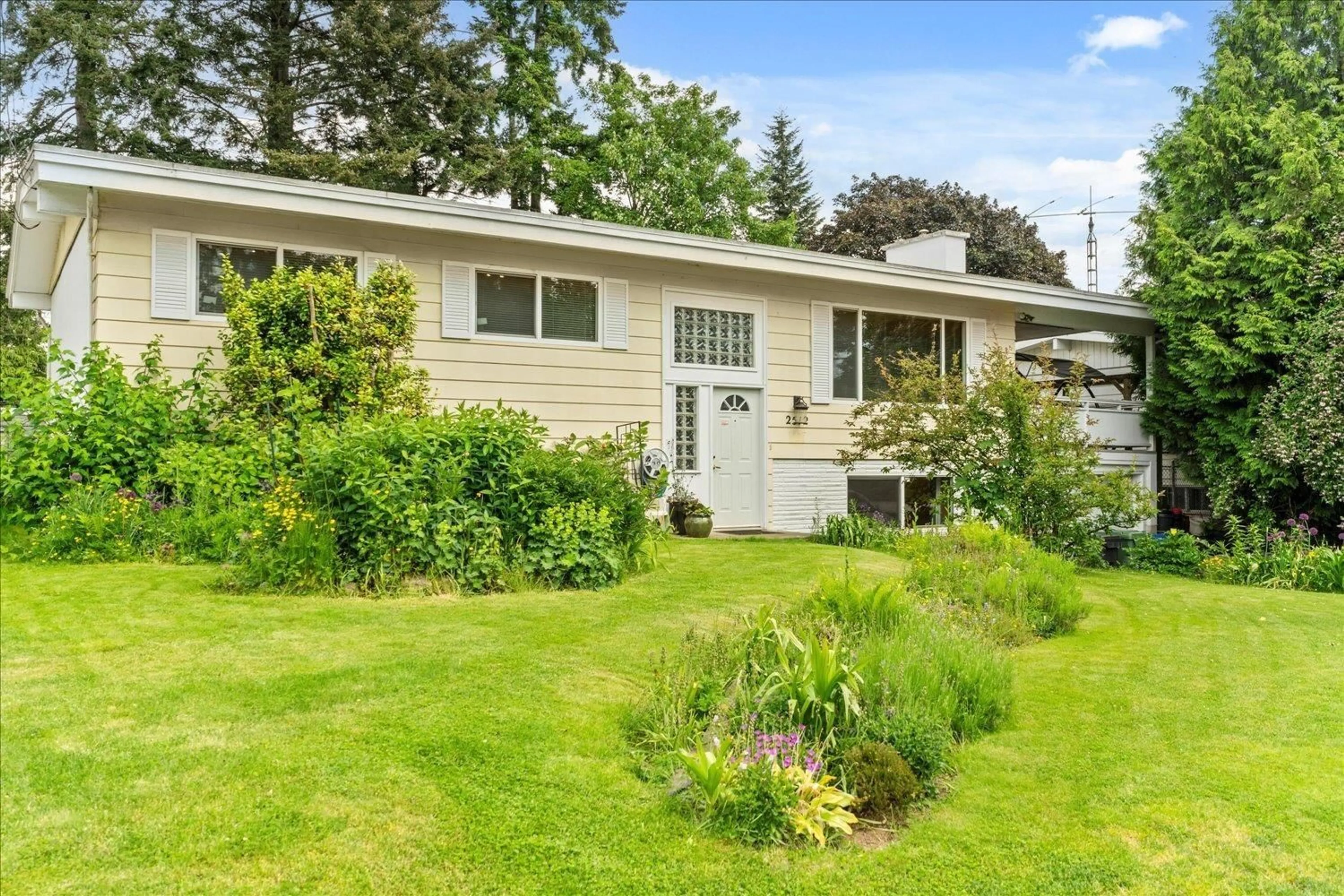 Home with vinyl exterior material, street for 2512 JAMES, Abbotsford British Columbia V2T3L5