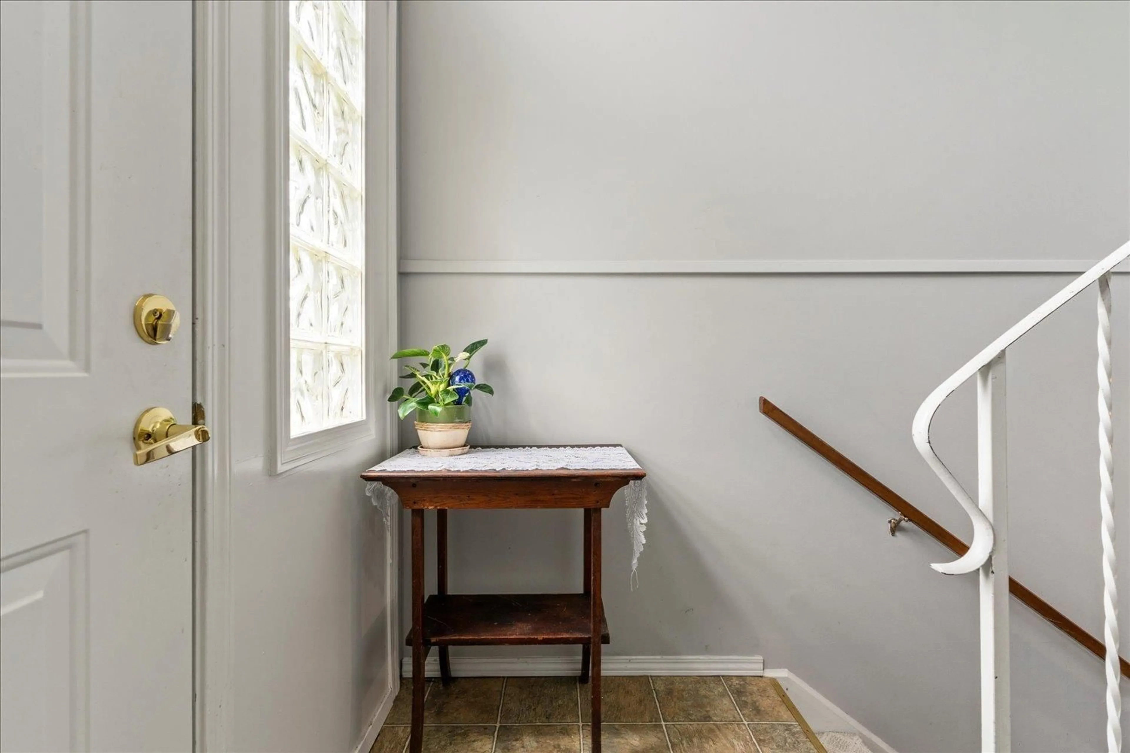 Indoor entryway for 2512 JAMES, Abbotsford British Columbia V2T3L5