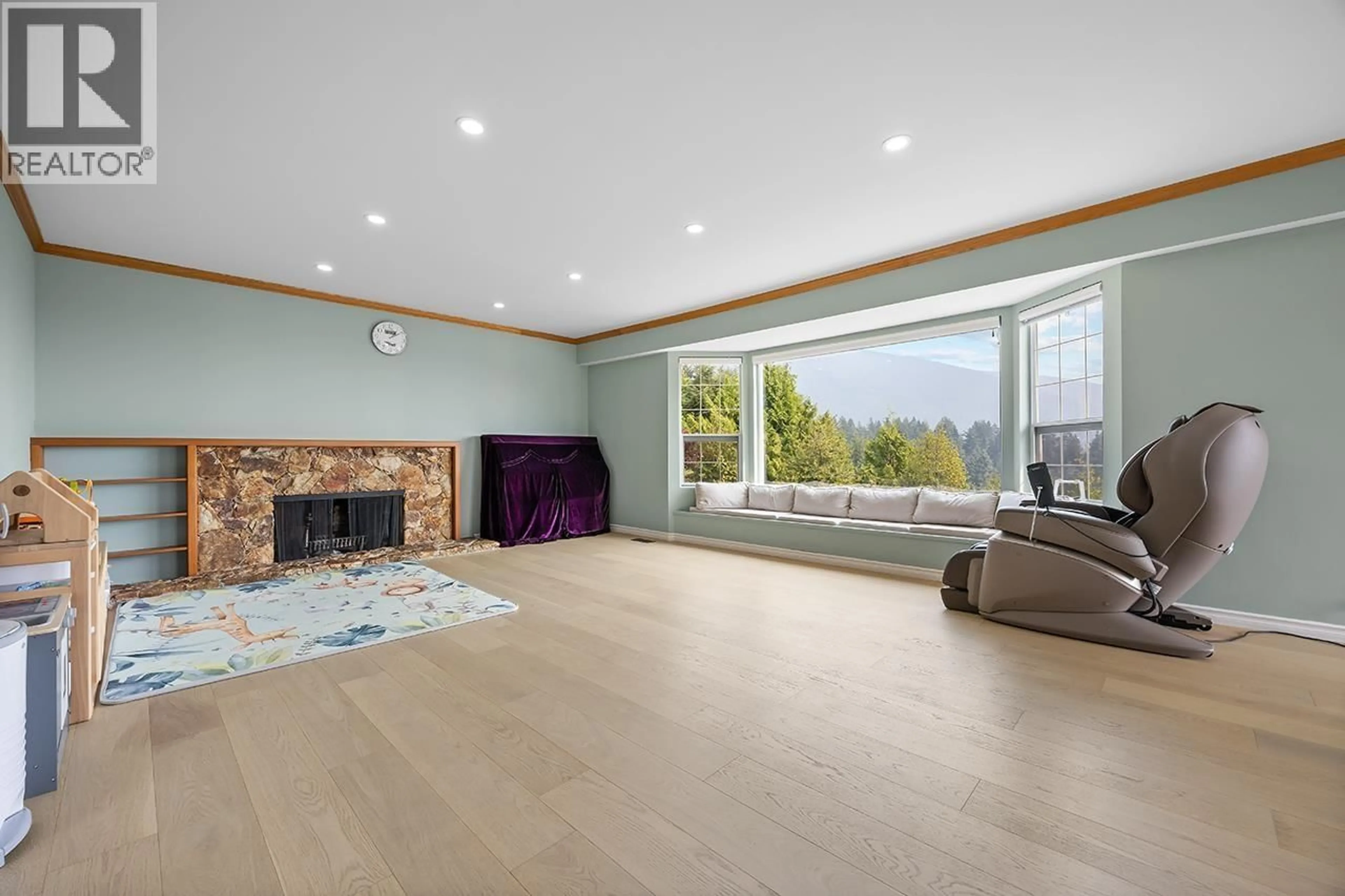 Living room with furniture, wood/laminate floor for 96 BONNYMUIR DRIVE, West Vancouver British Columbia V7S1L2