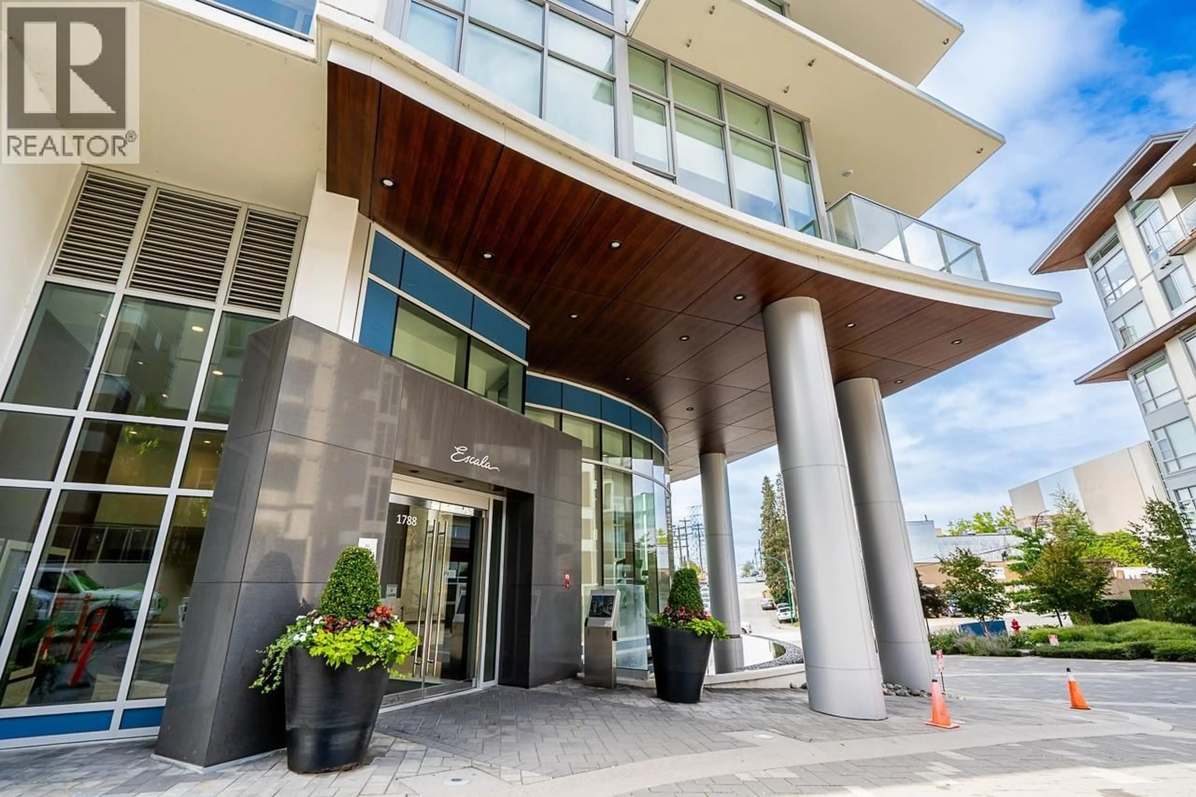 Indoor foyer for 307 - 1788 GILMORE AVENUE, Burnaby British Columbia V5C0L5