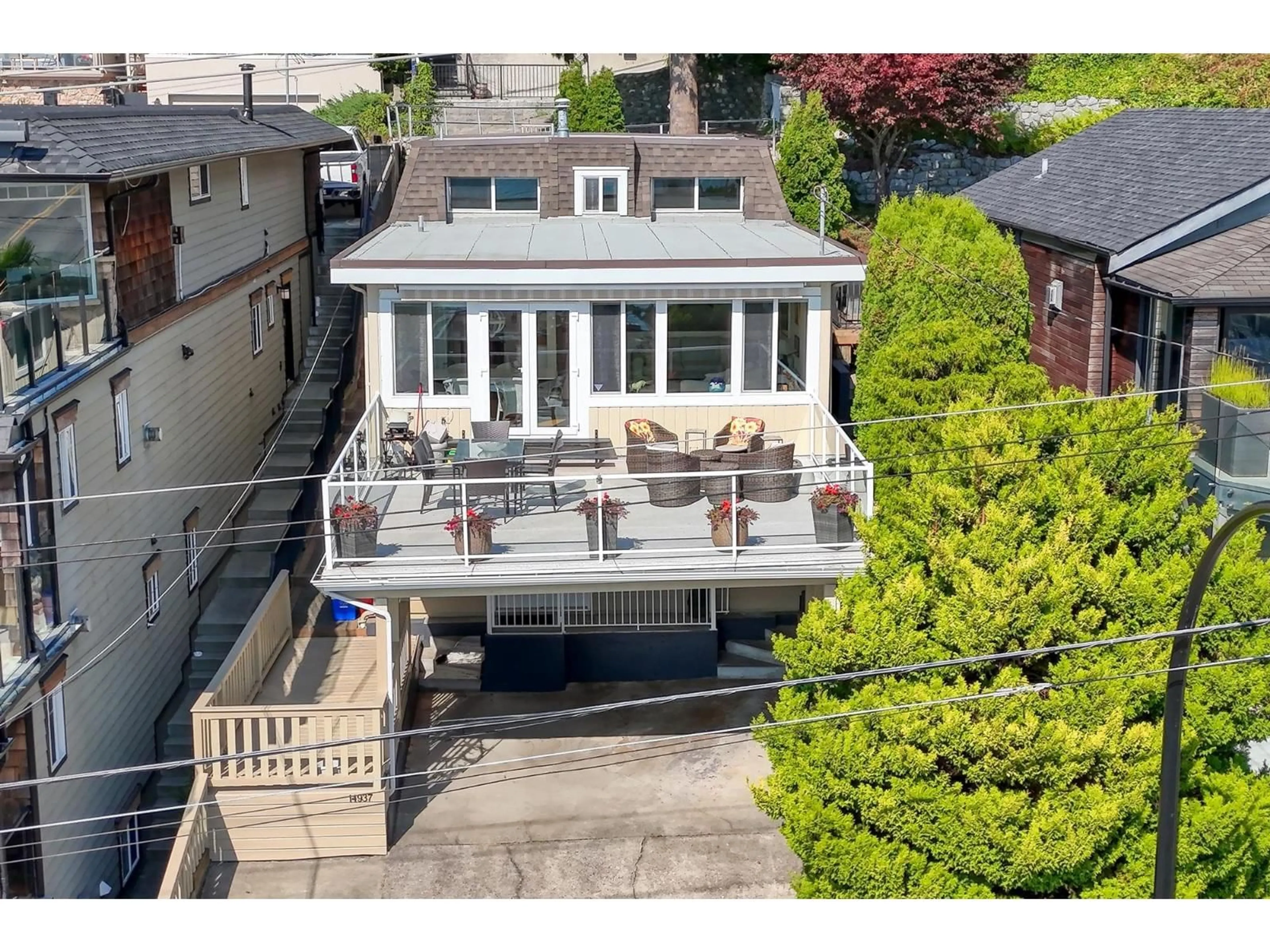 A pic from outside/outdoor area/front of a property/back of a property/a pic from drone, street for 14937 BUENA VISTA, White Rock British Columbia V4B1X5