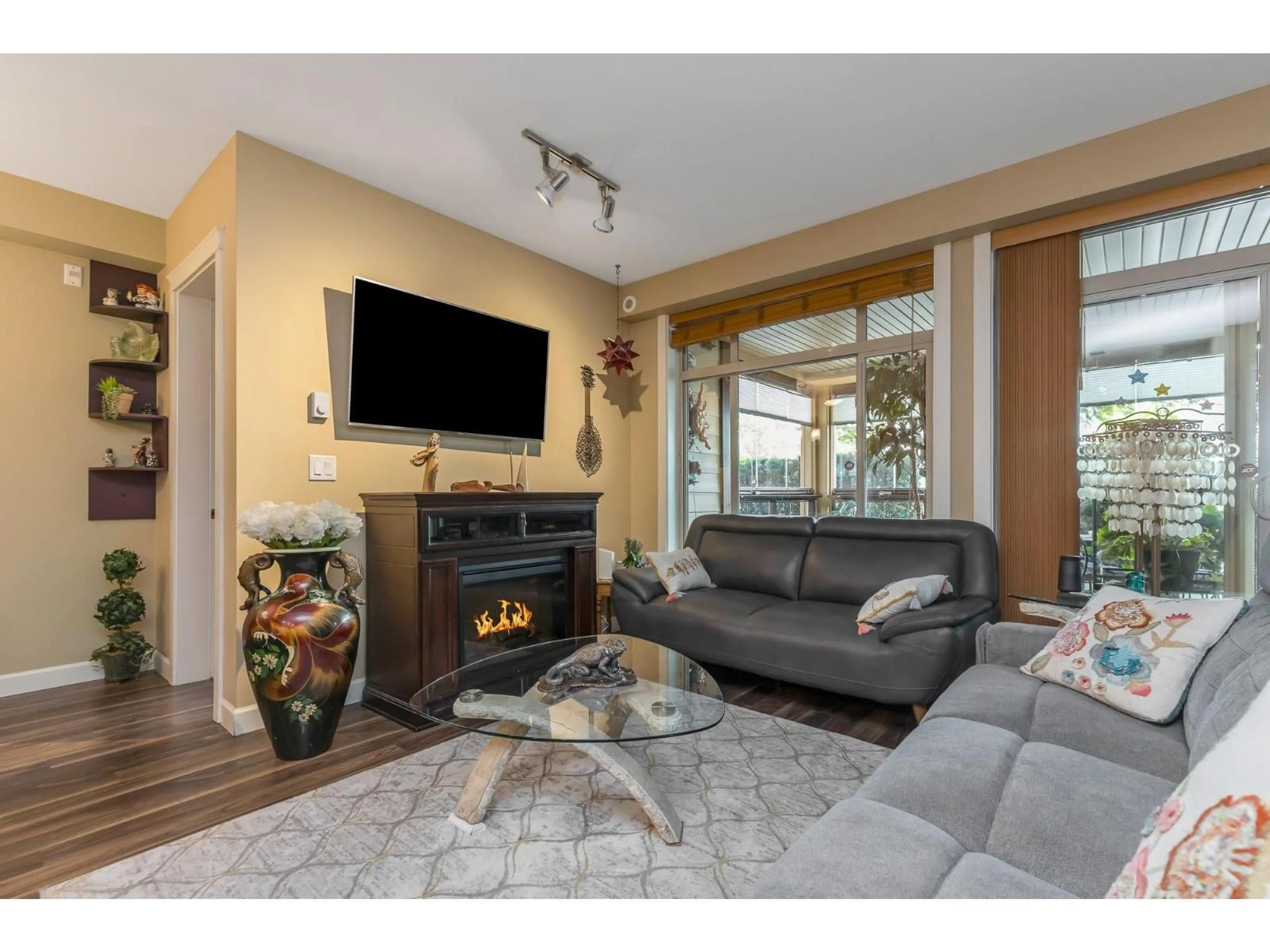 Living room with furniture, wood/laminate floor for 129 - 2860 TRETHEWEY, Abbotsford British Columbia V2T0G5