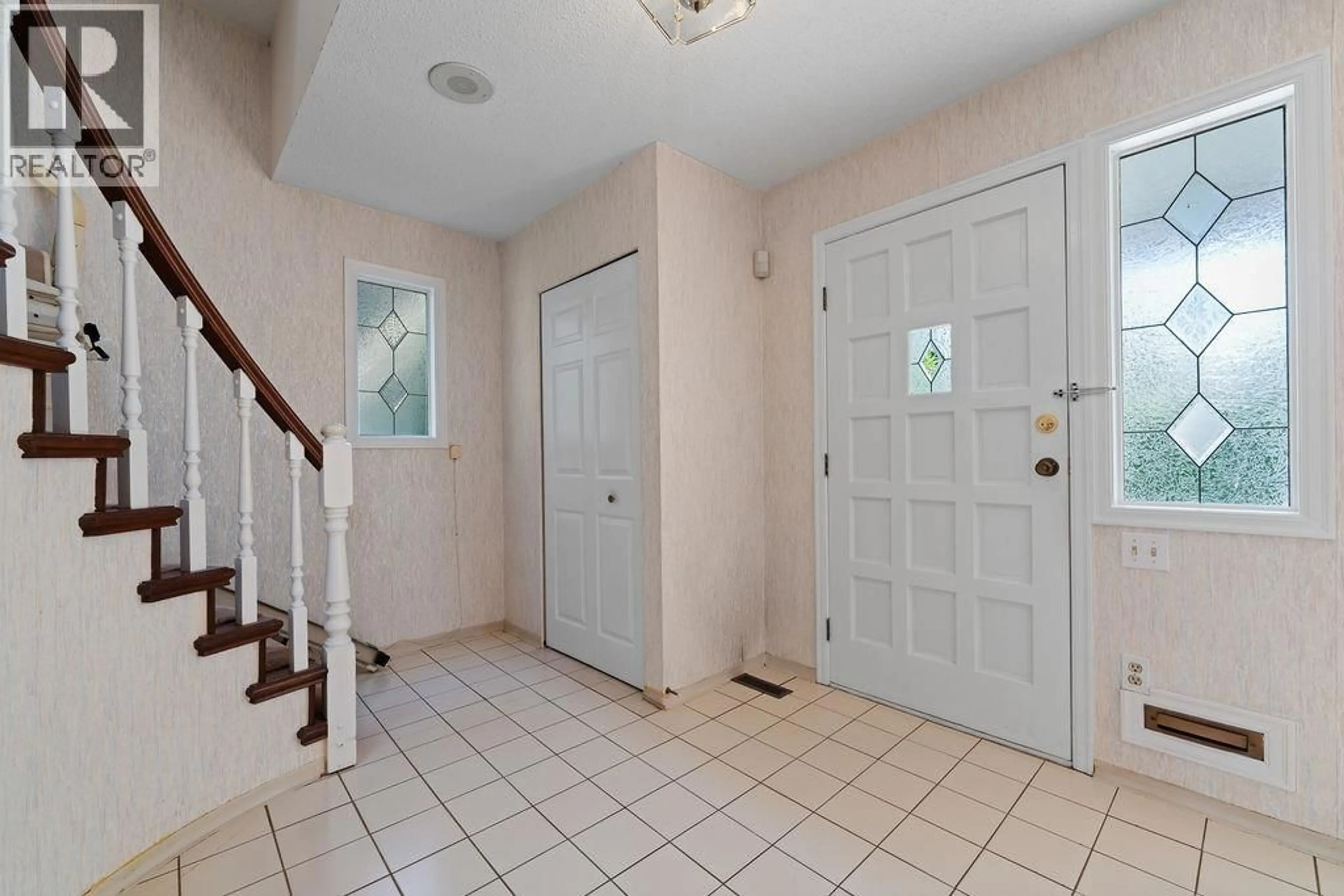 Indoor entryway for 2017 48TH AVENUE, Vancouver British Columbia V6M2P4