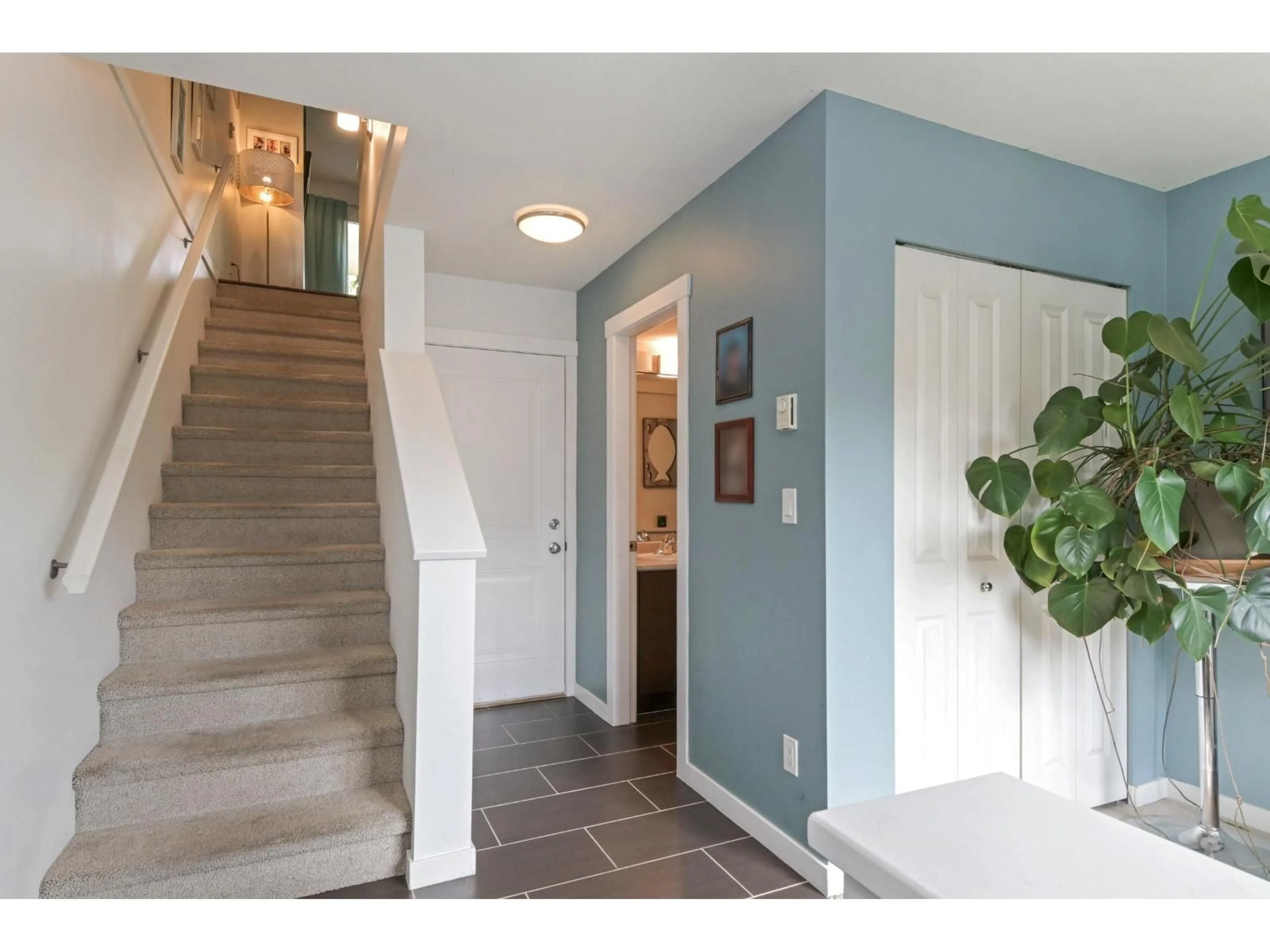 Indoor entryway for 17 - 7238 189, Surrey British Columbia V4N5Y8