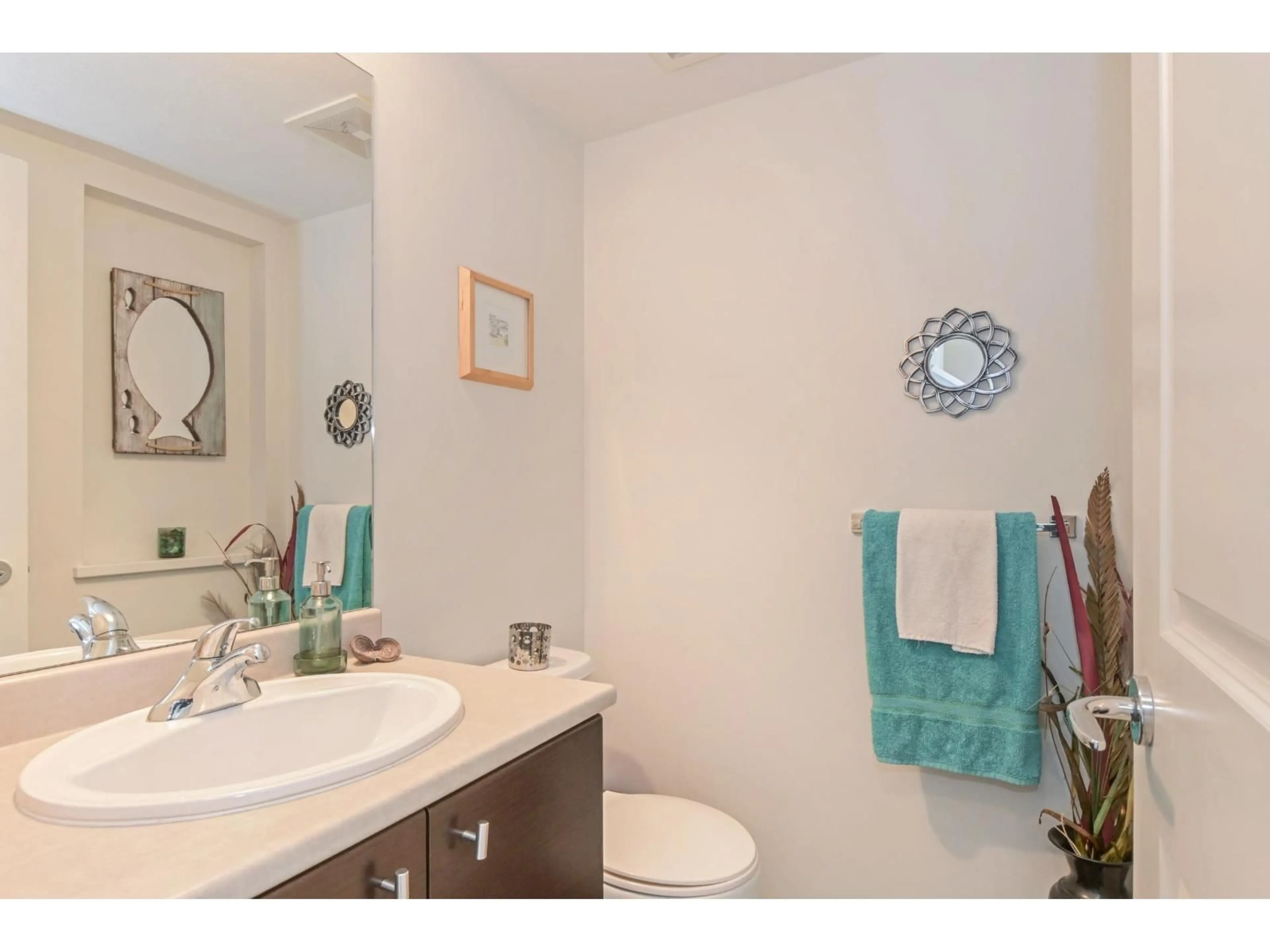Standard bathroom, ceramic/tile floor for 17 - 7238 189, Surrey British Columbia V4N5Y8