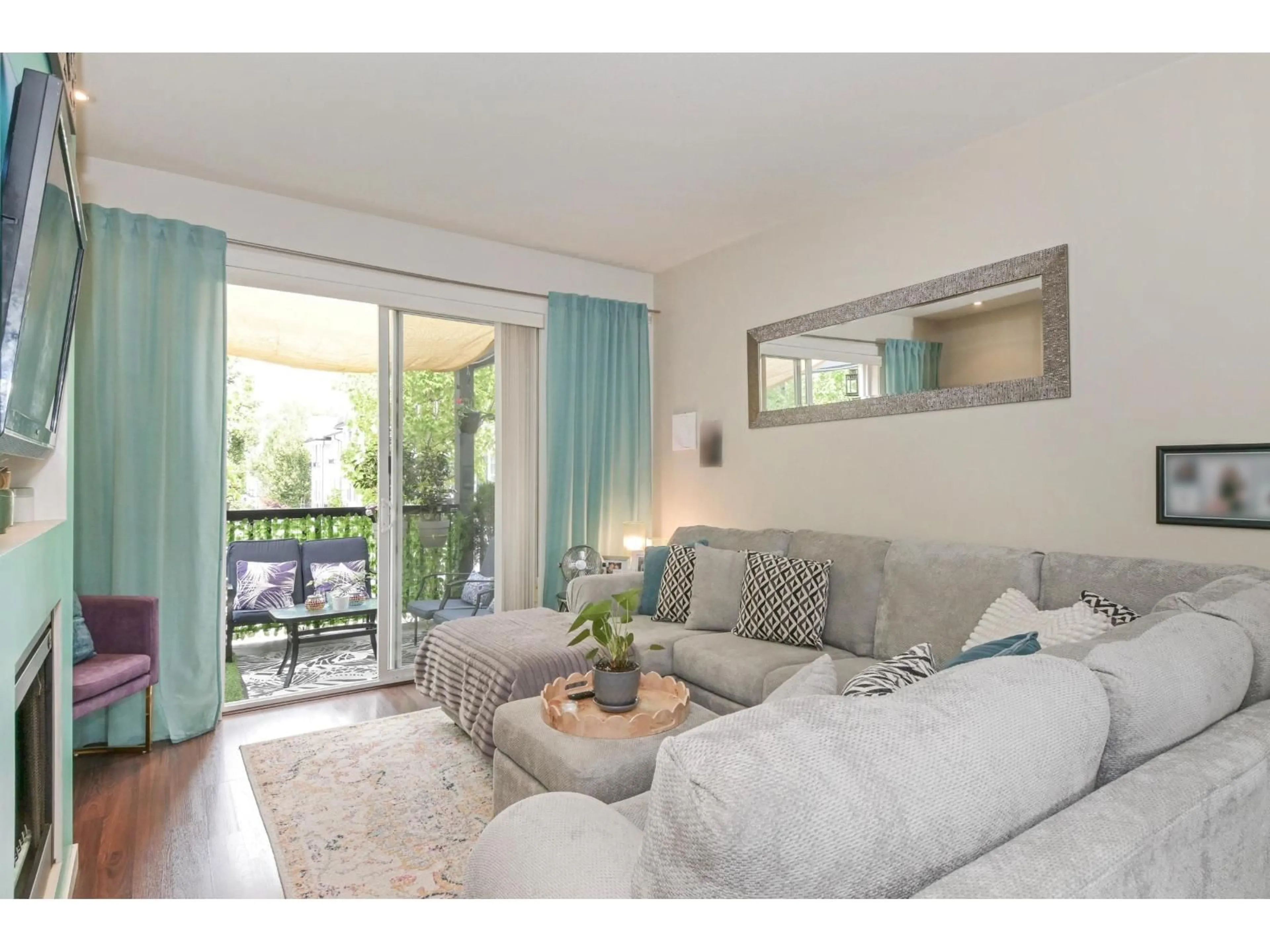 Living room with furniture, wood/laminate floor for 17 - 7238 189, Surrey British Columbia V4N5Y8