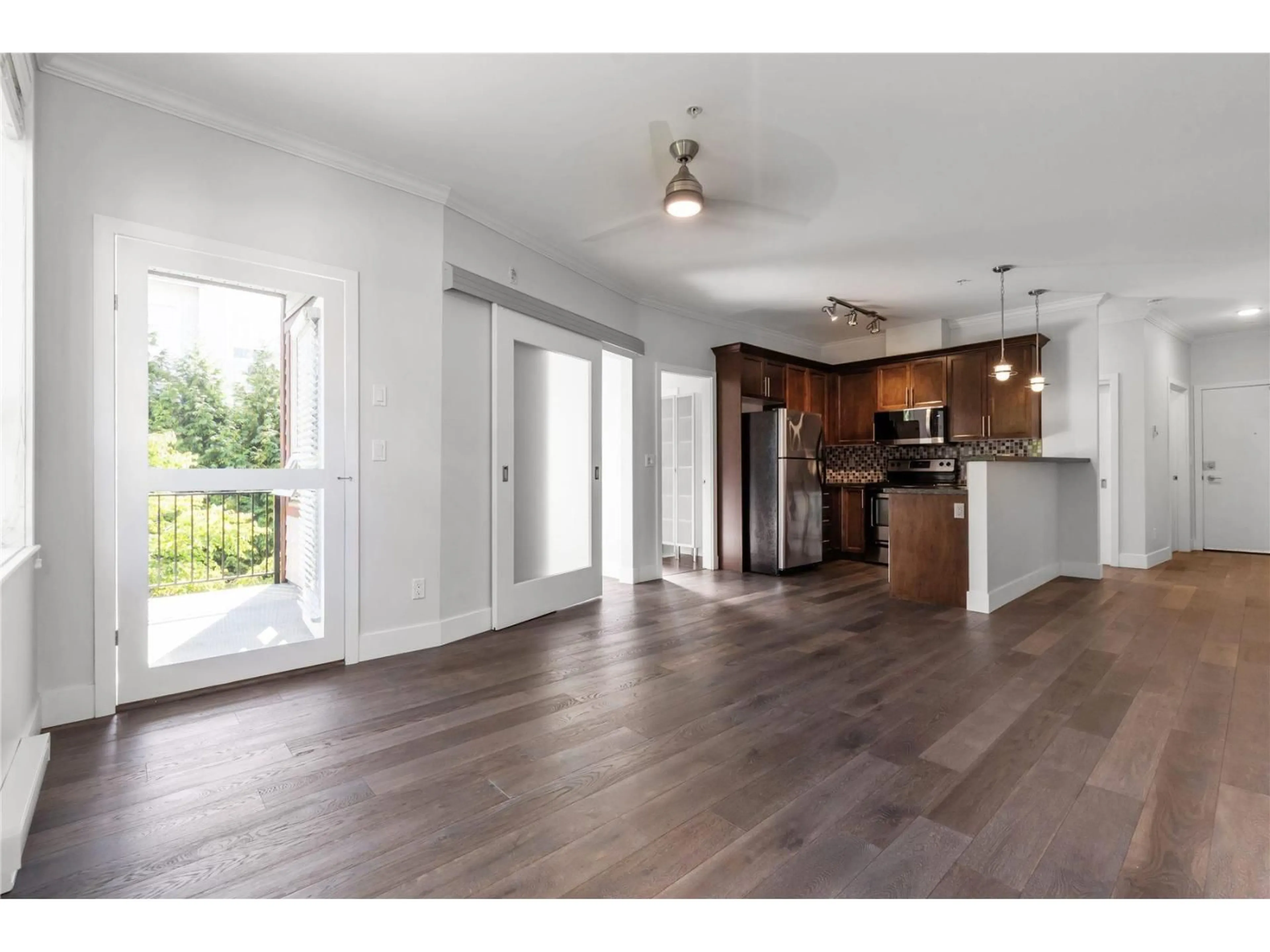 Open concept kitchen, wood/laminate floor for 306 - 15268 18, Surrey British Columbia V4A1W8