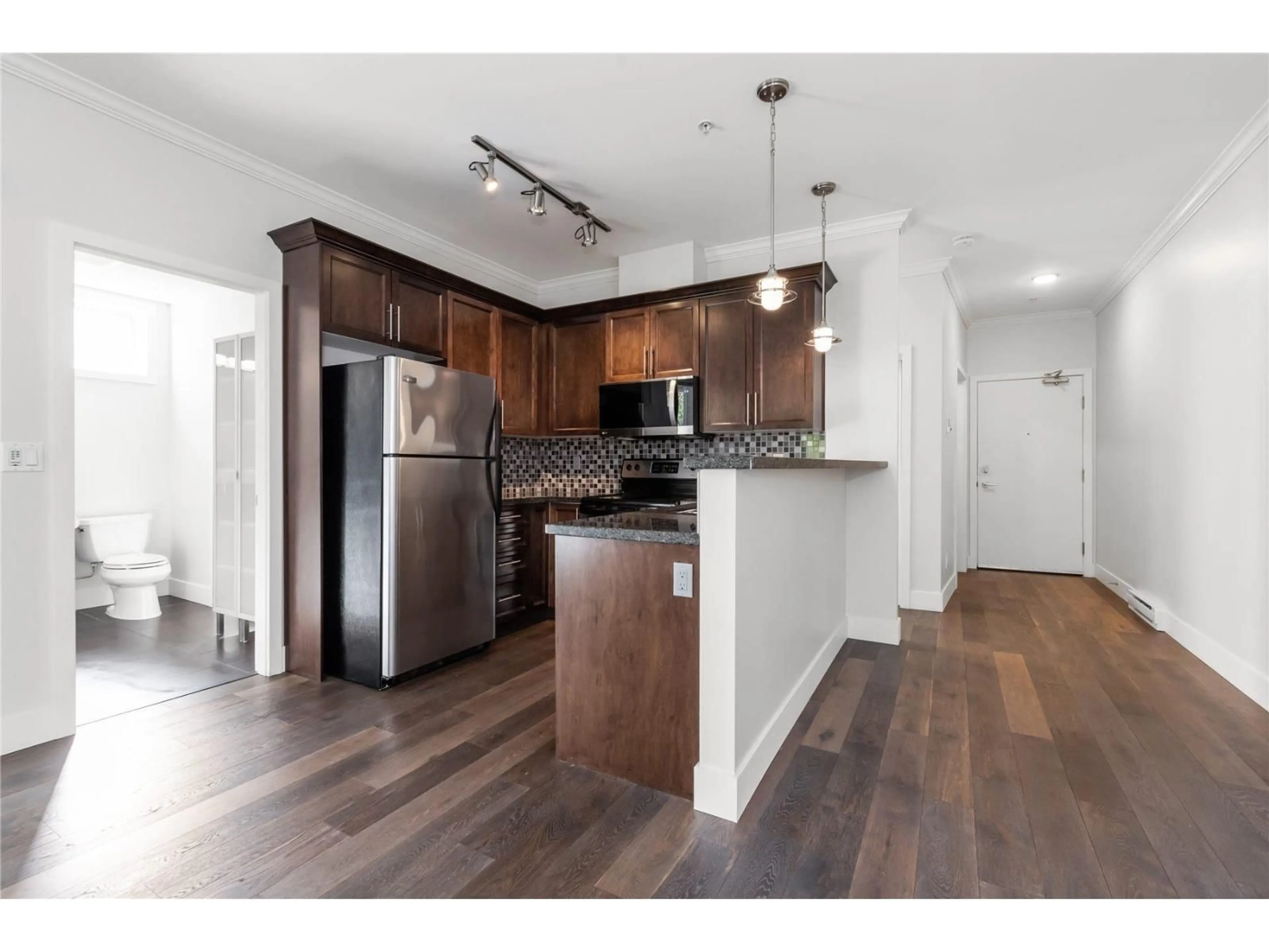 Open concept kitchen, wood/laminate floor for 306 - 15268 18, Surrey British Columbia V4A1W8