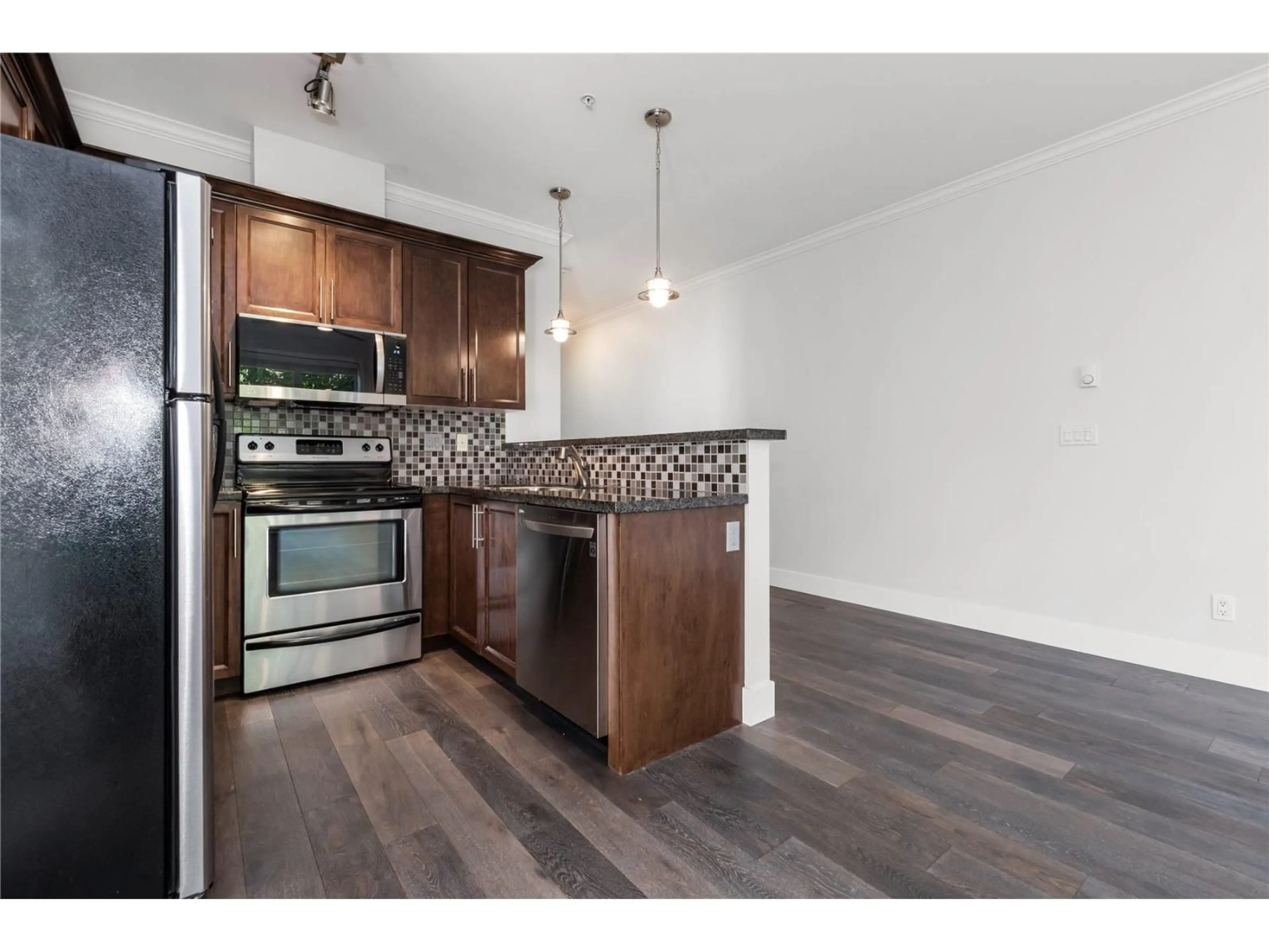 Open concept kitchen, wood/laminate floor for 306 - 15268 18, Surrey British Columbia V4A1W8