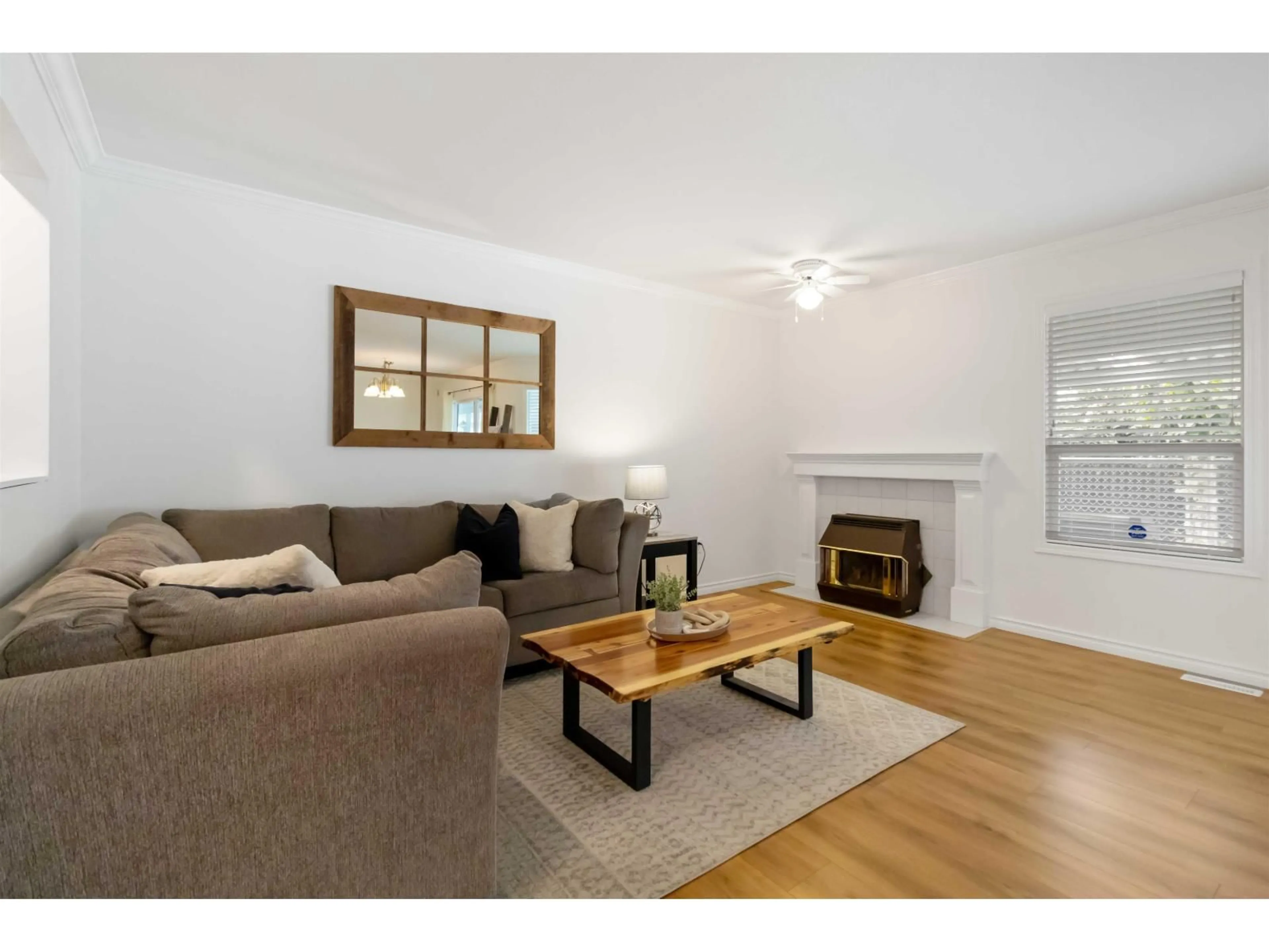 Living room with furniture, wood/laminate floor for 73 - 45175 WELLS ROAD, Chilliwack British Columbia V2R3K7