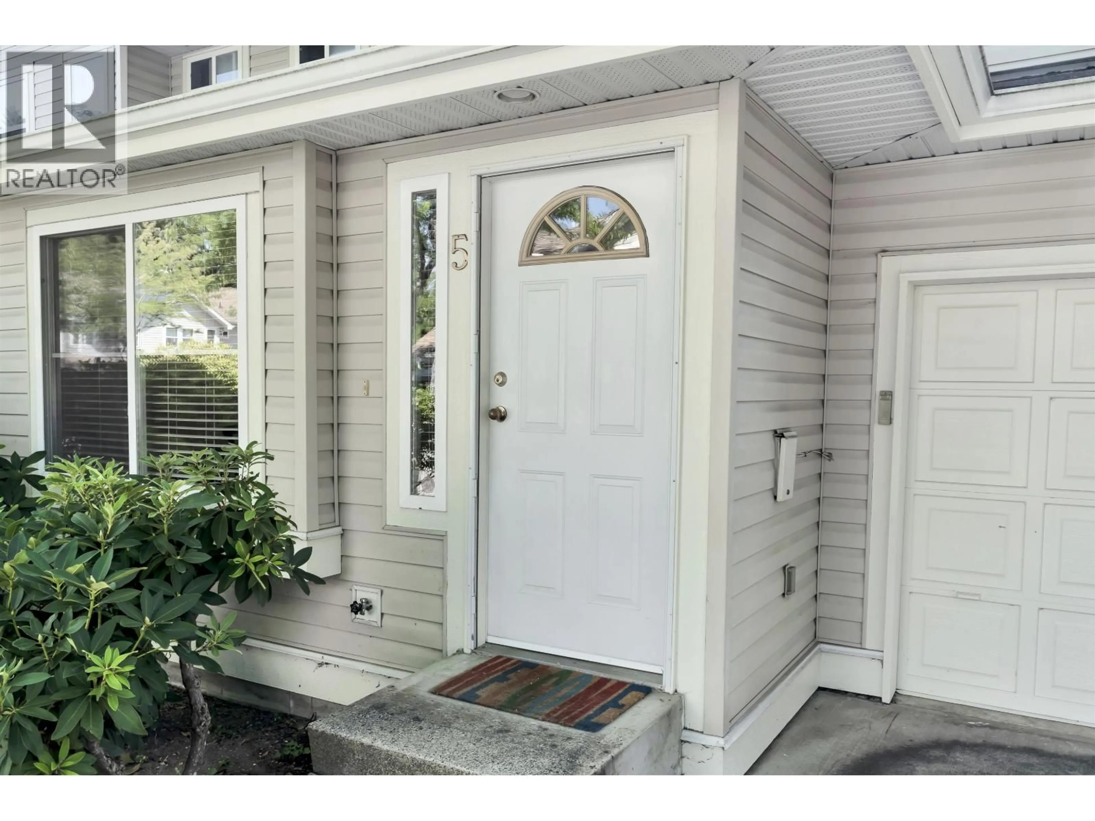 Indoor entryway for 5 - 11870 232 STREET, Maple Ridge British Columbia V2X6S9