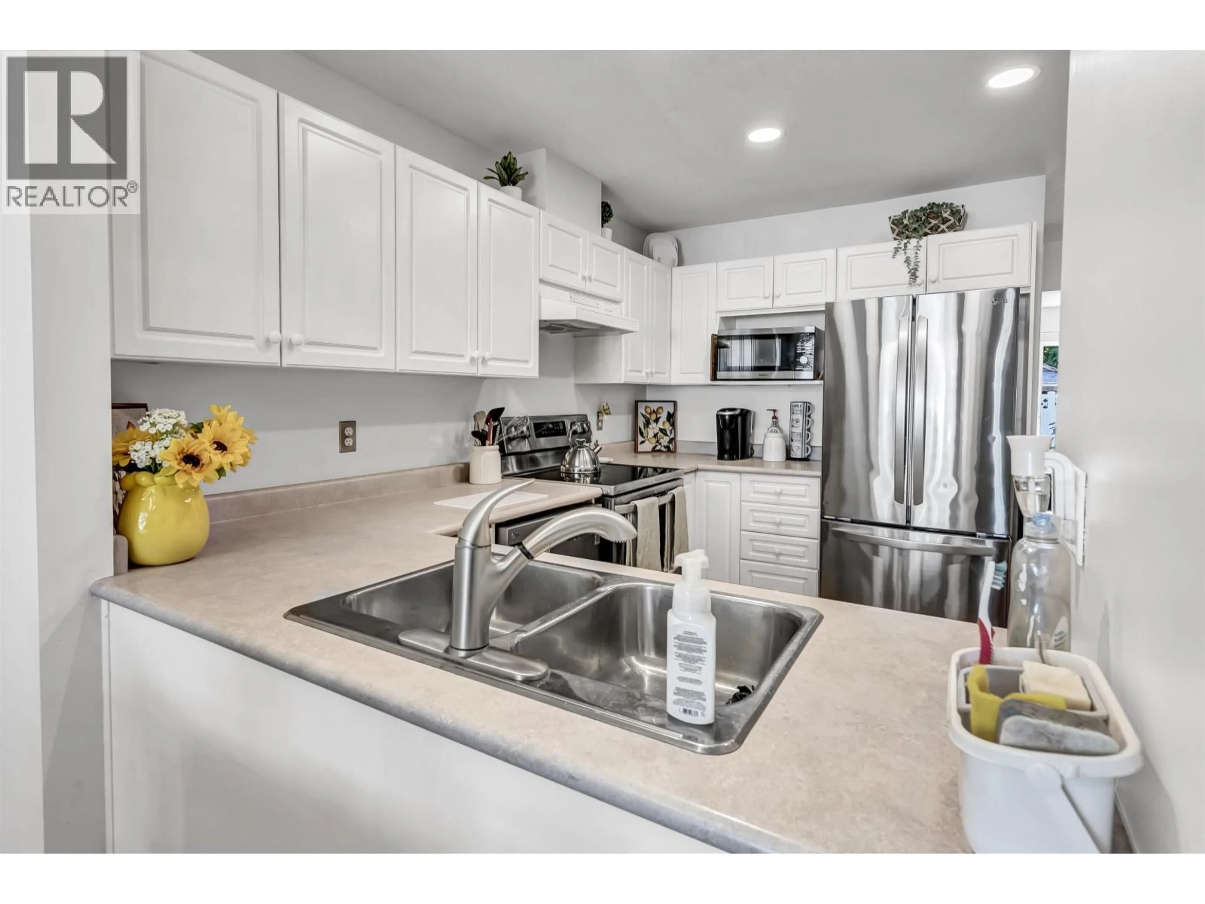 Open concept kitchen, ceramic/tile floor for 5 - 11870 232 STREET, Maple Ridge British Columbia V2X6S9