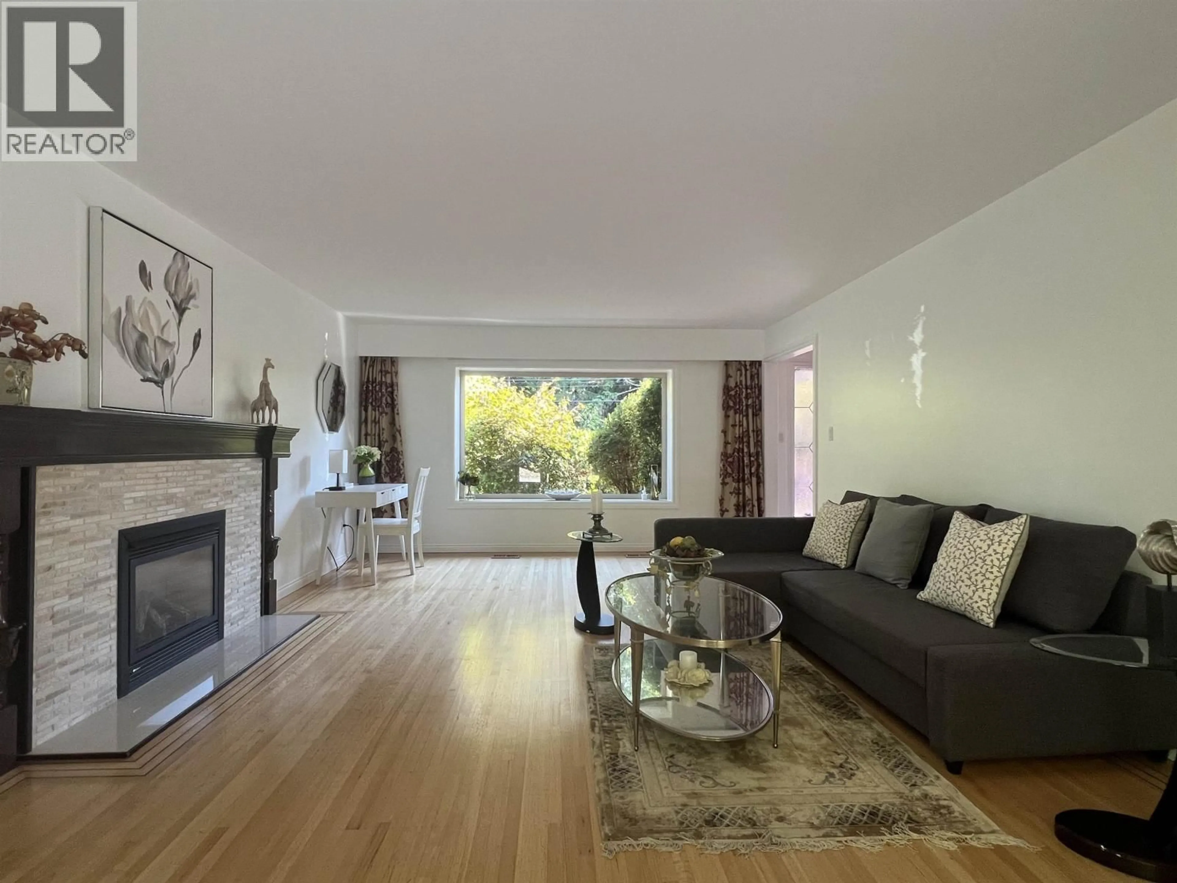 Living room with furniture, wood/laminate floor for 3791 SOUTHRIDGE AVENUE, West Vancouver British Columbia V7V3H9