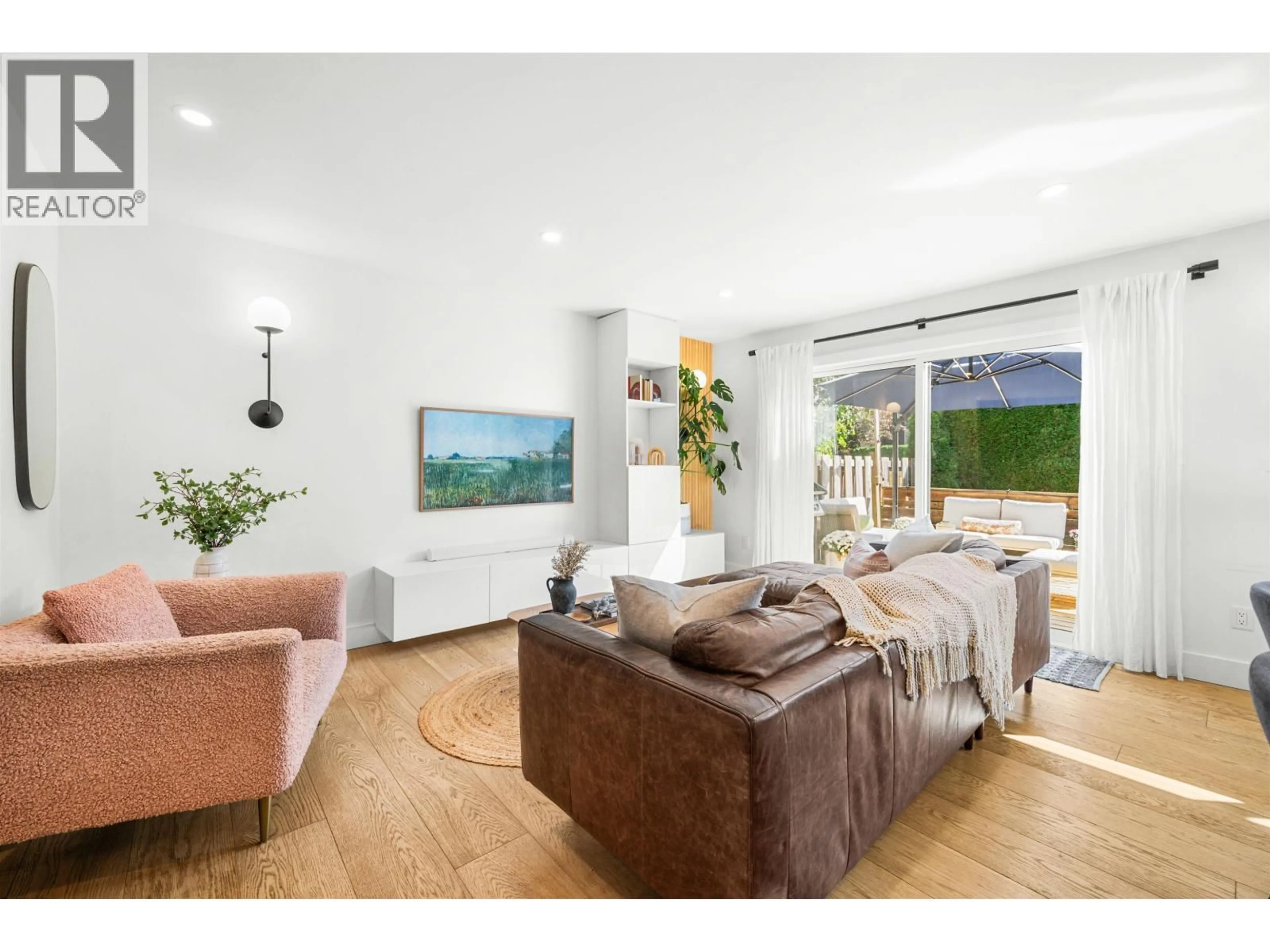 Living room with furniture, unknown for 927 OLD LILLOOET ROAD, North Vancouver British Columbia V7J2H7
