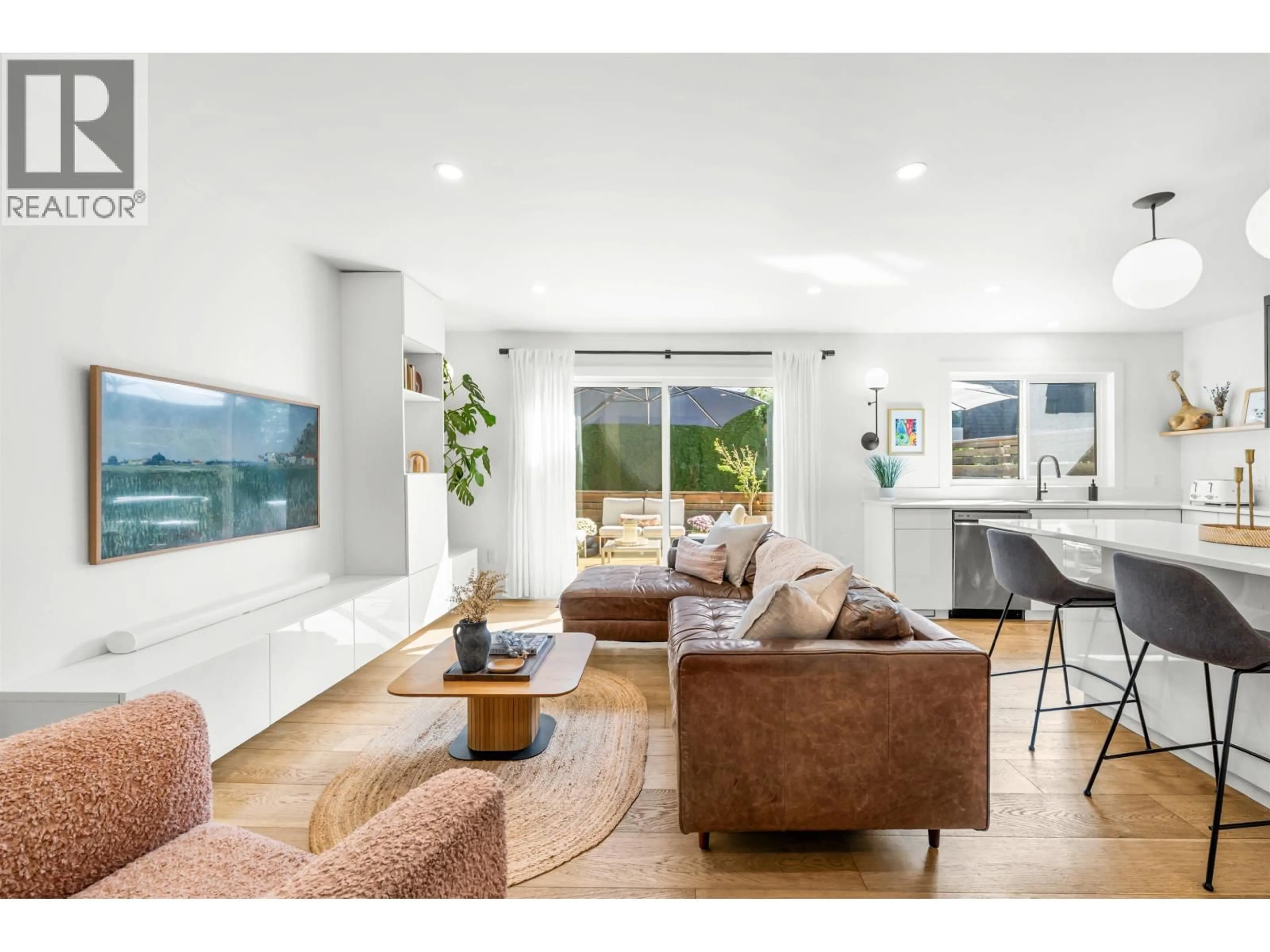 Living room with furniture, unknown for 927 OLD LILLOOET ROAD, North Vancouver British Columbia V7J2H7
