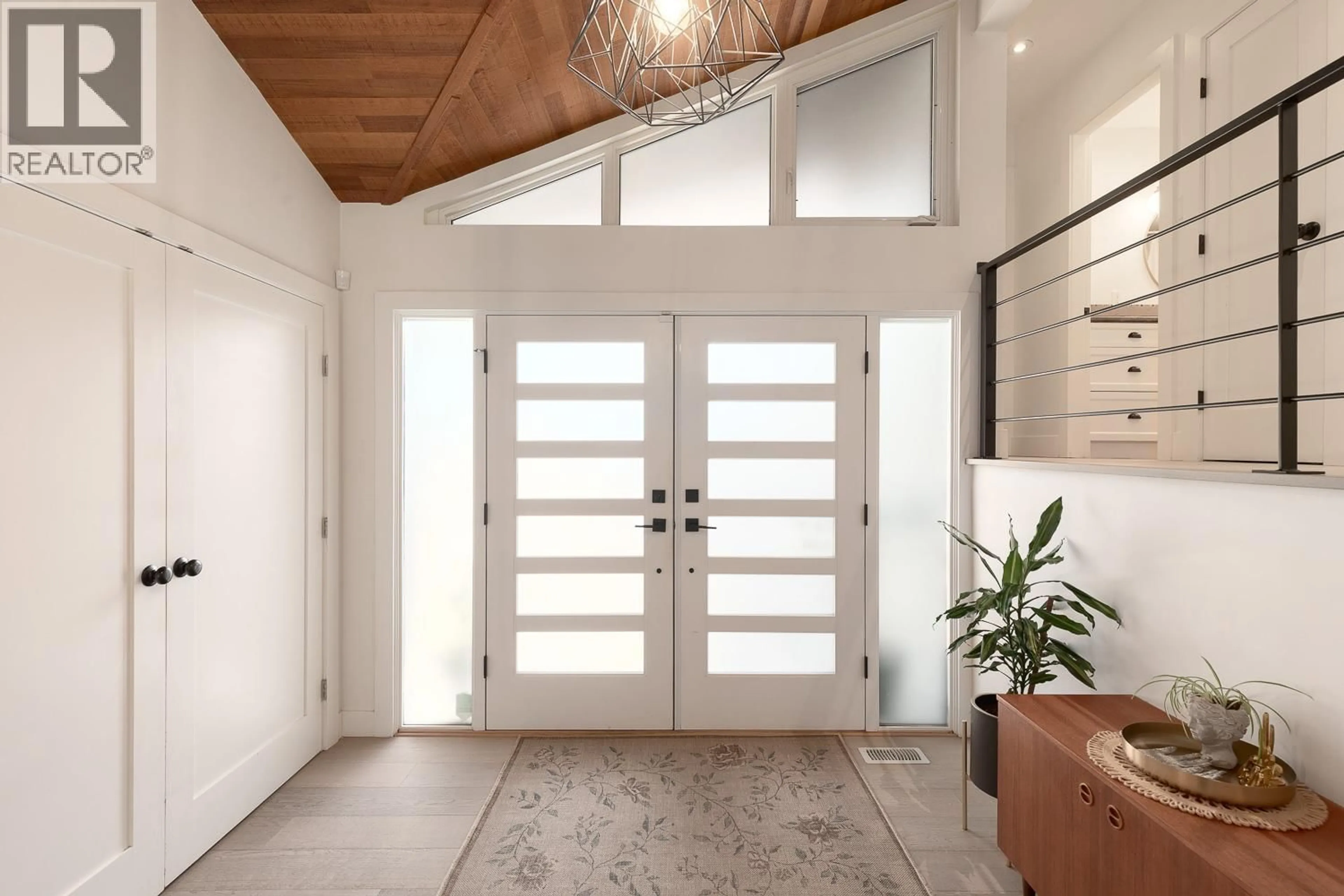 Indoor entryway for 3348 TENNYSON CRESCENT, North Vancouver British Columbia V7K2A8