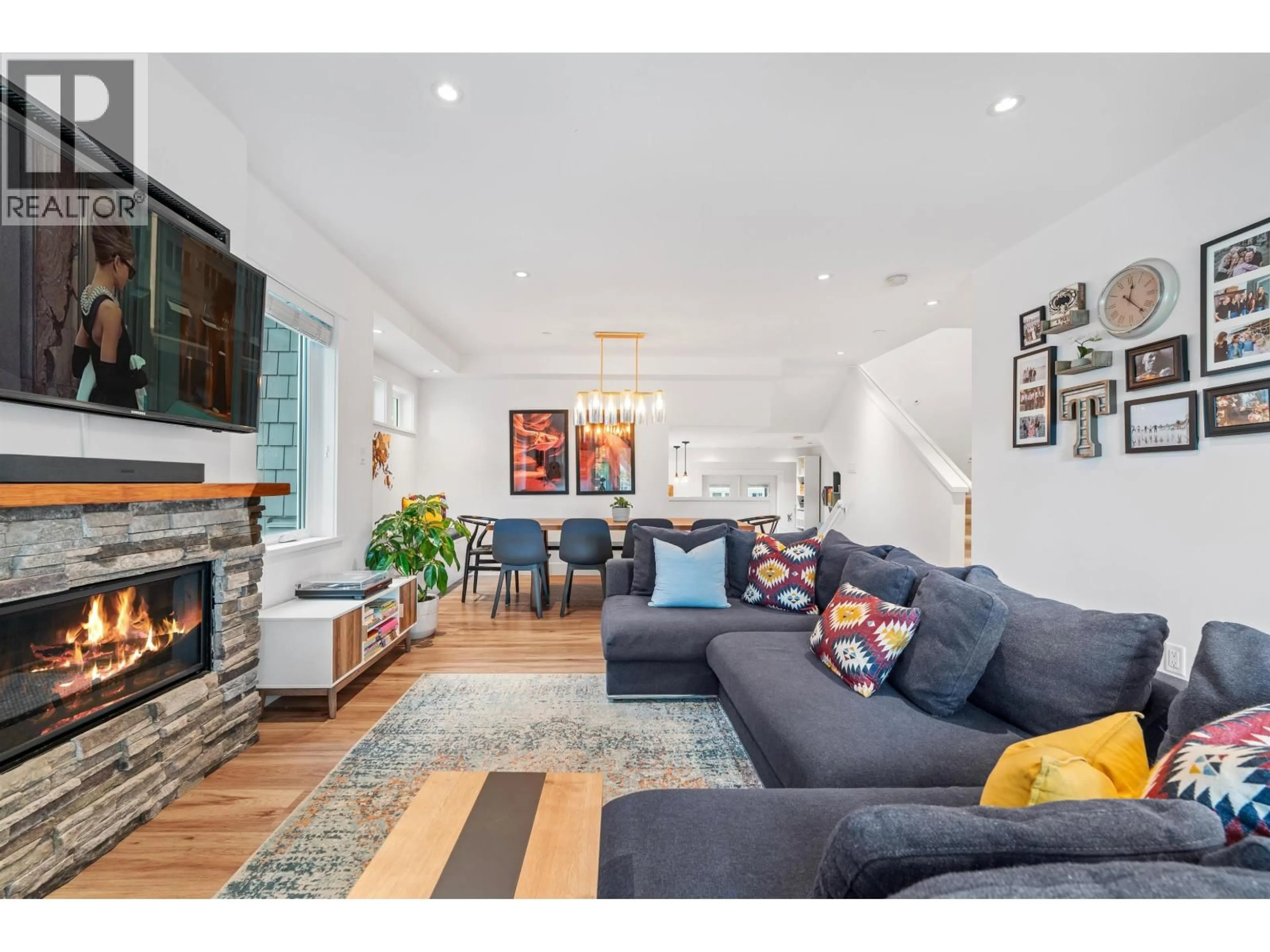 Living room with furniture, wood/laminate floor for 1033 21ST AVENUE, Vancouver British Columbia V5V1S6