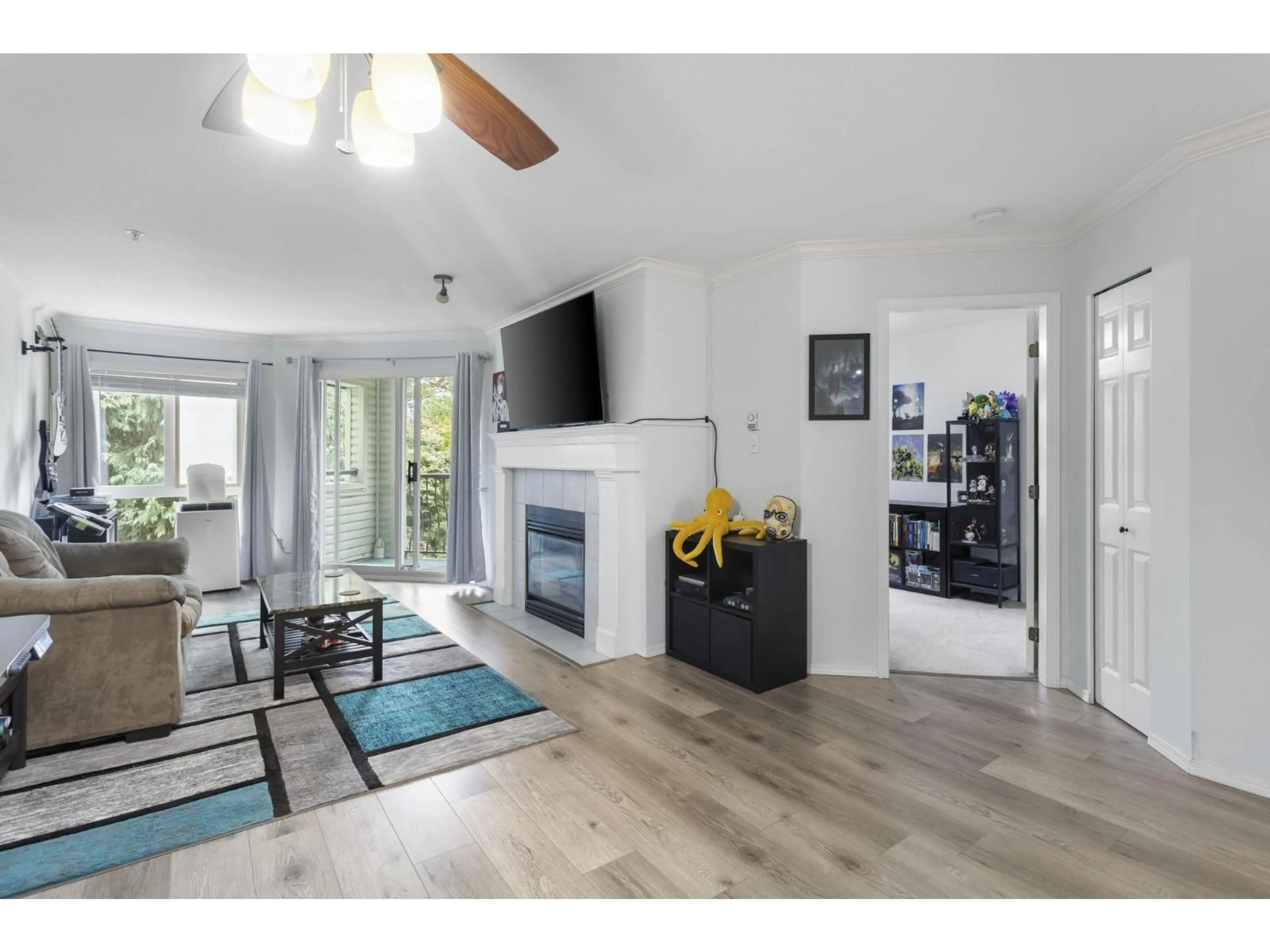 Living room with furniture, wood/laminate floor for 313 - 3172 GLADWIN, Abbotsford British Columbia V2T5T3