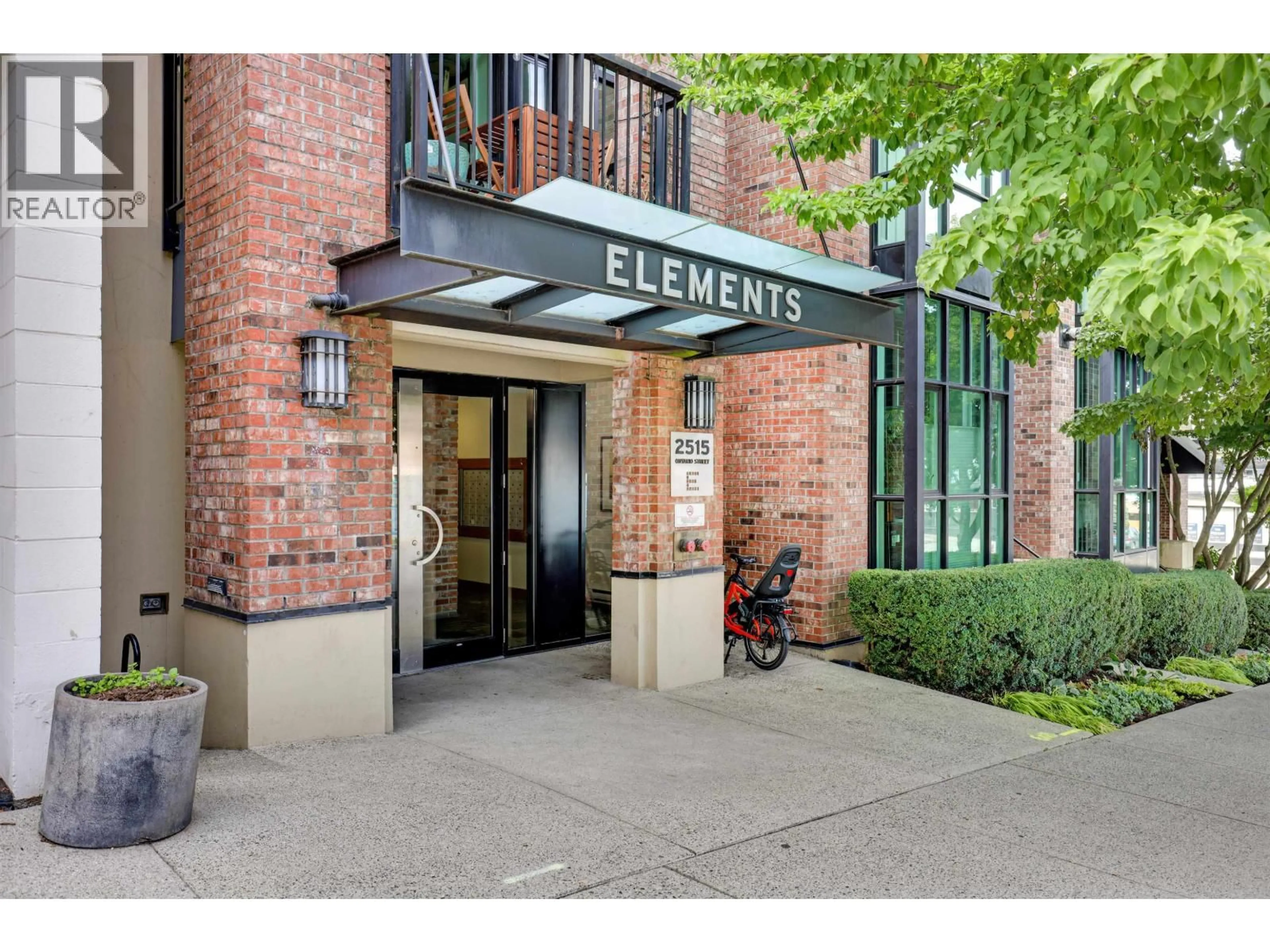 Indoor foyer for 419 - 2515 ONTARIO STREET, Vancouver British Columbia V5T4V4