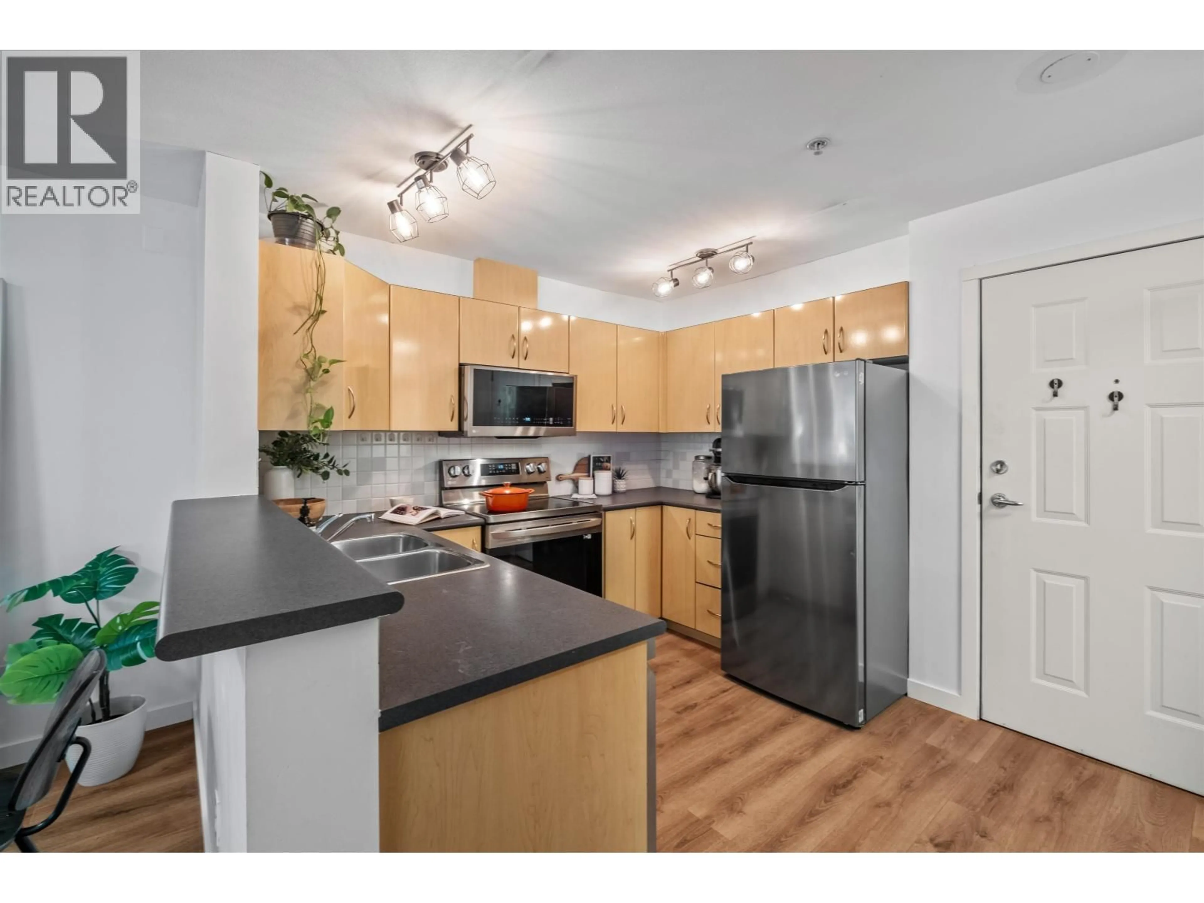Standard kitchen, unknown for 305 - 305 LONSDALE AVENUE, North Vancouver British Columbia V7M3G3