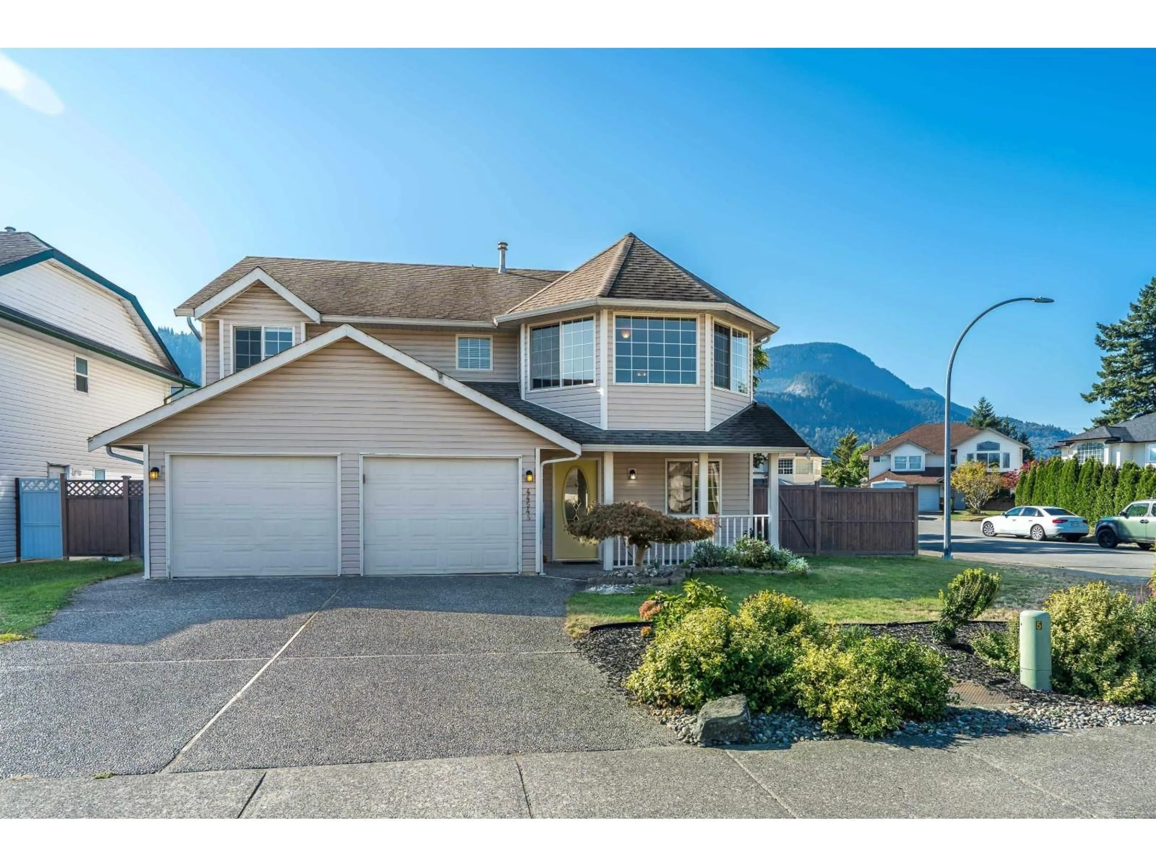 Home with vinyl exterior material, mountain view for 44546 MOORE AVENUE, Chilliwack British Columbia V2R5K3