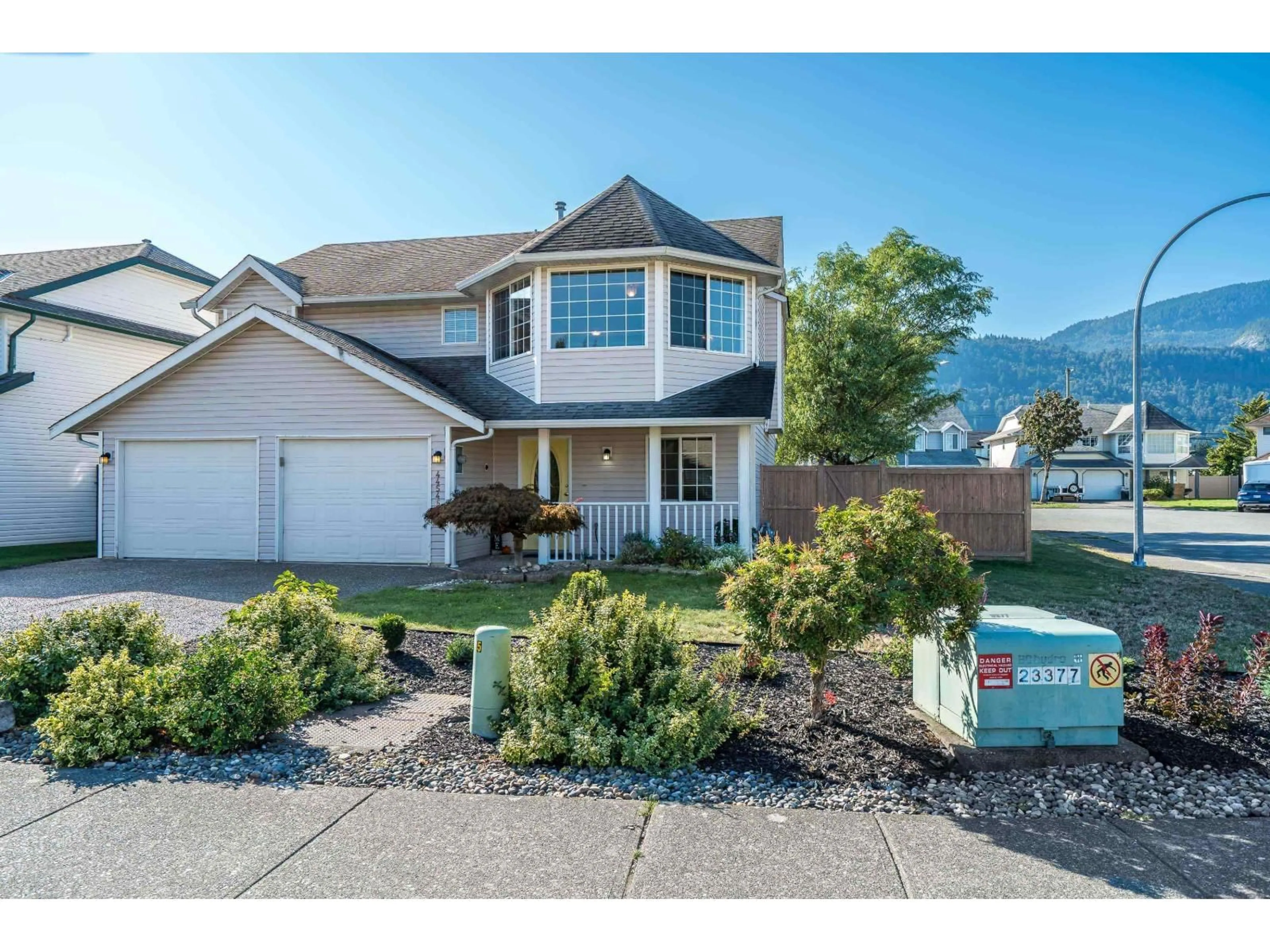 Home with vinyl exterior material, mountain view for 44546 MOORE AVENUE, Chilliwack British Columbia V2R5K3